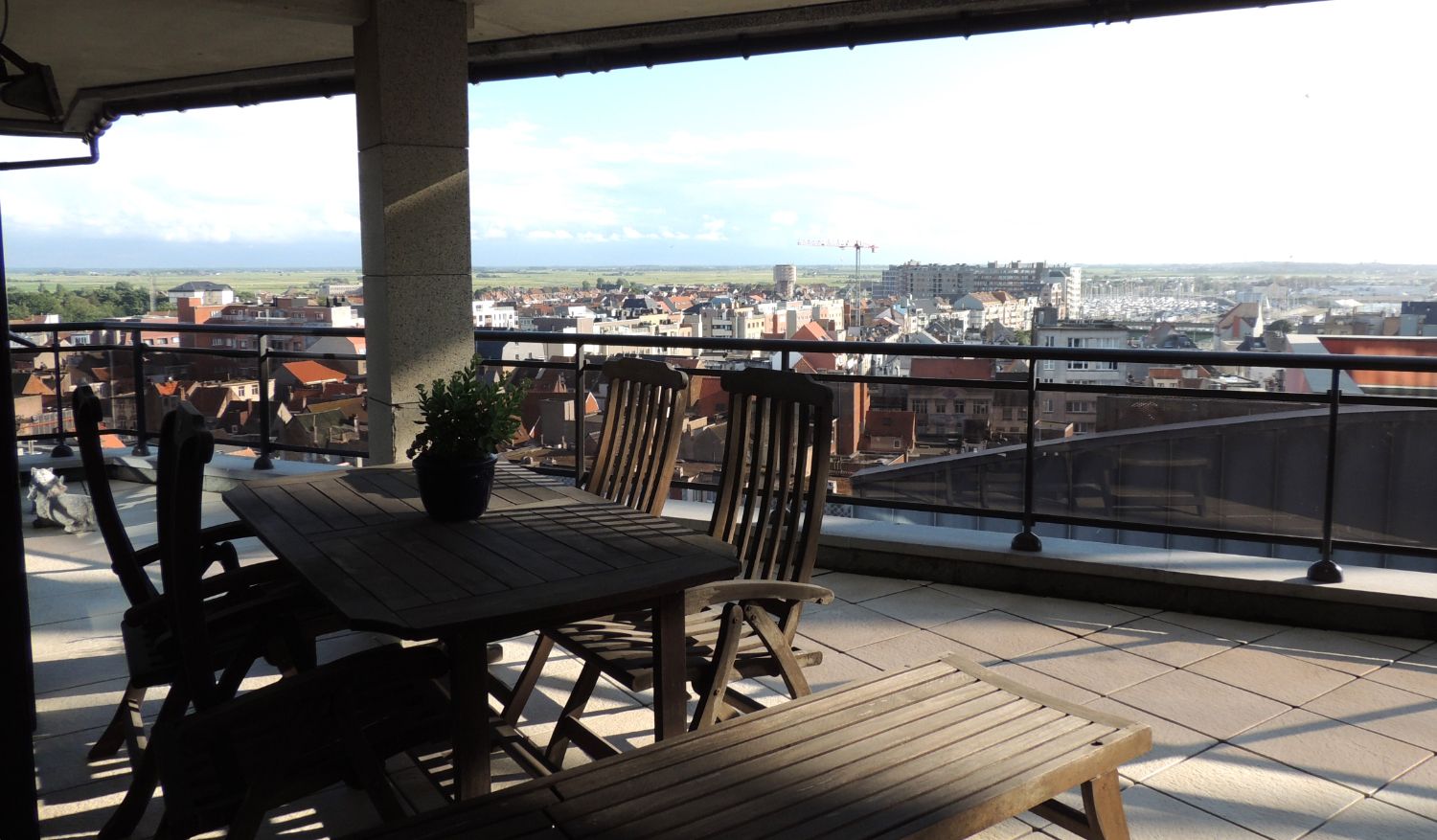 Instapklaar één slaapkamer appartement met prachtig zongericht terras en zijdelings zeezicht foto {{pictureIndex}}
