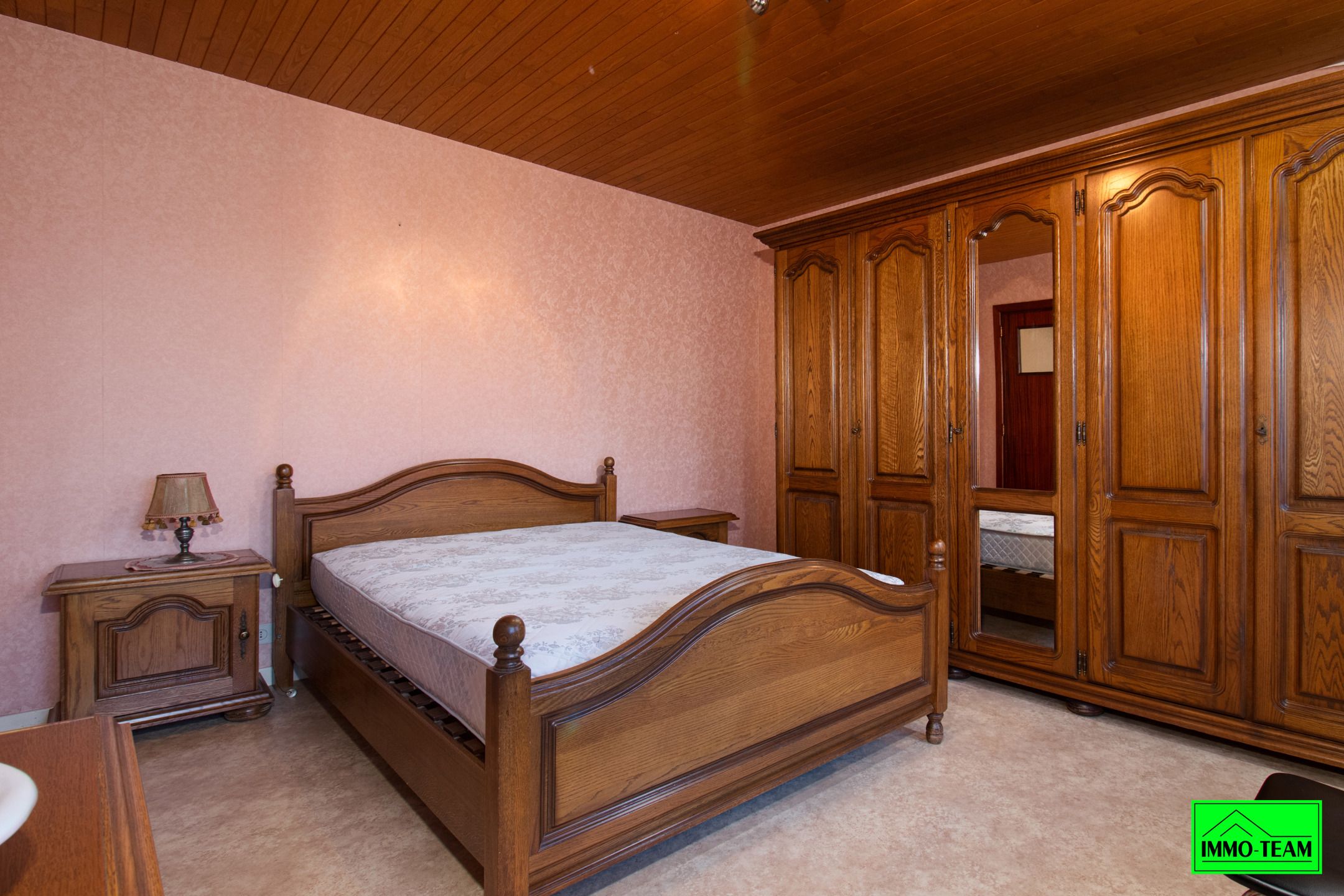 Op te frissen gezinswoning met ruime tuin en garage foto 9