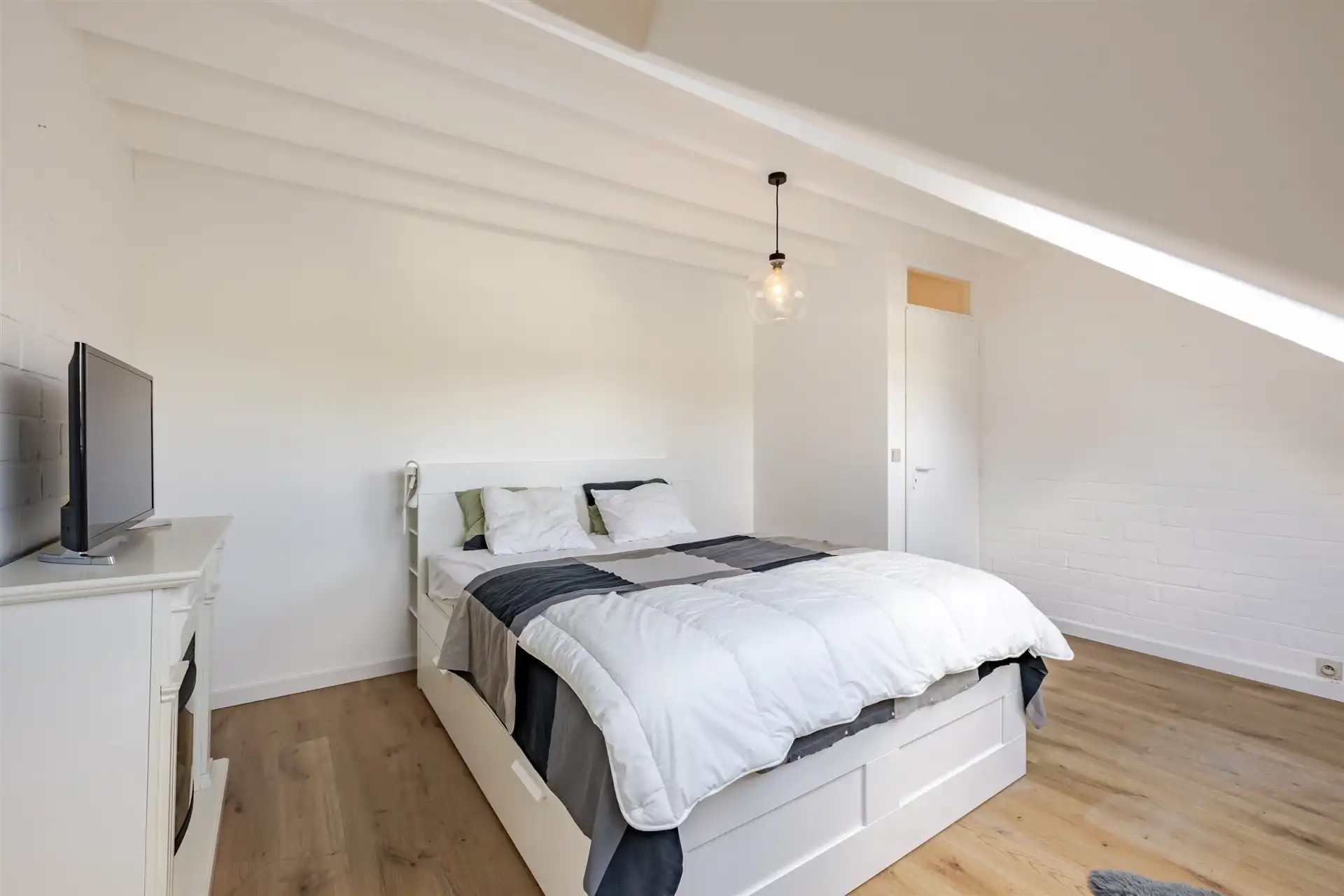 Riante woning met 4 slaapkamers , tuin en praktijk foto 46
