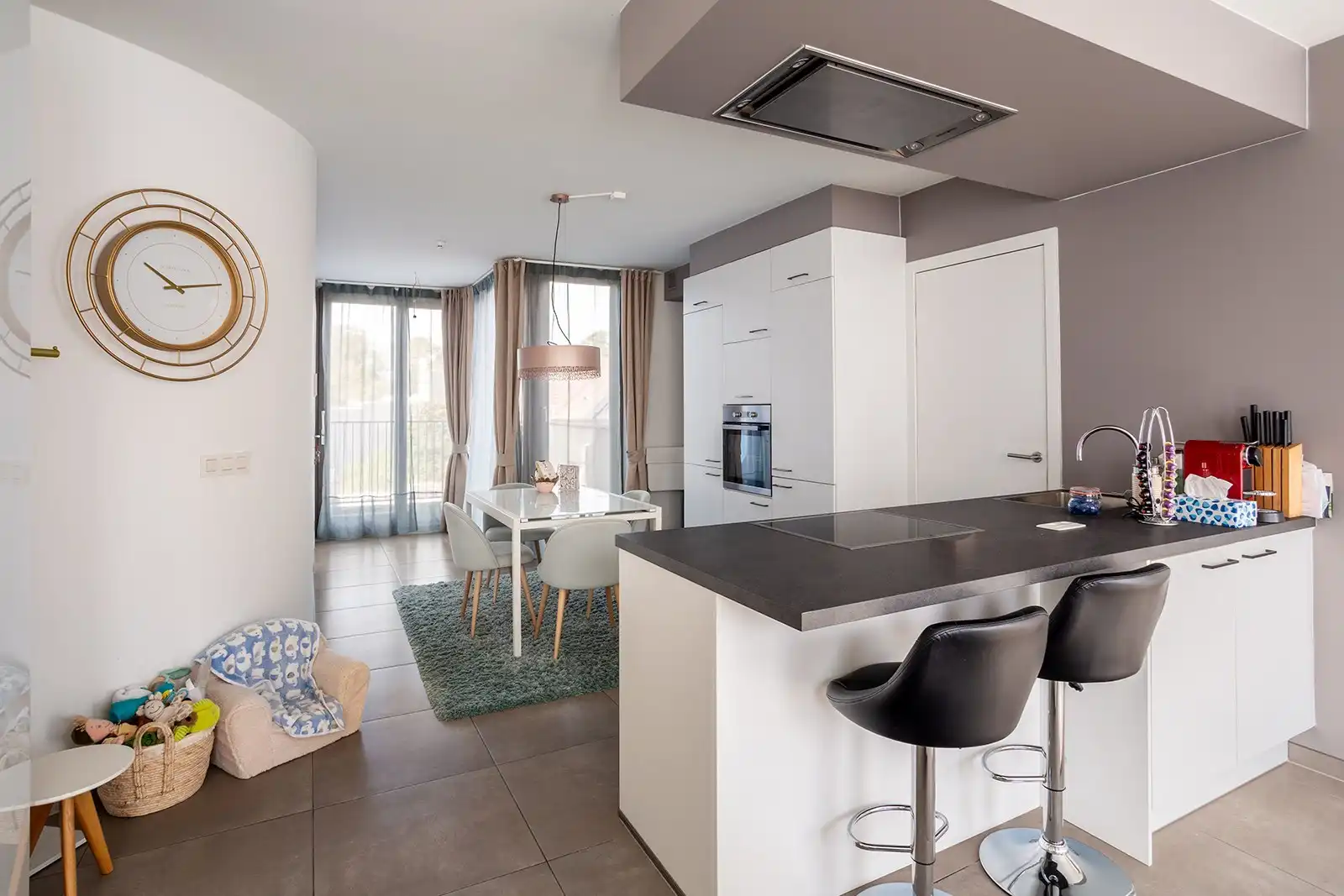 Slim wonen of zorgeloos investeren – stijlvolle nieuwbouwstudio met terras in Boechout foto 2
