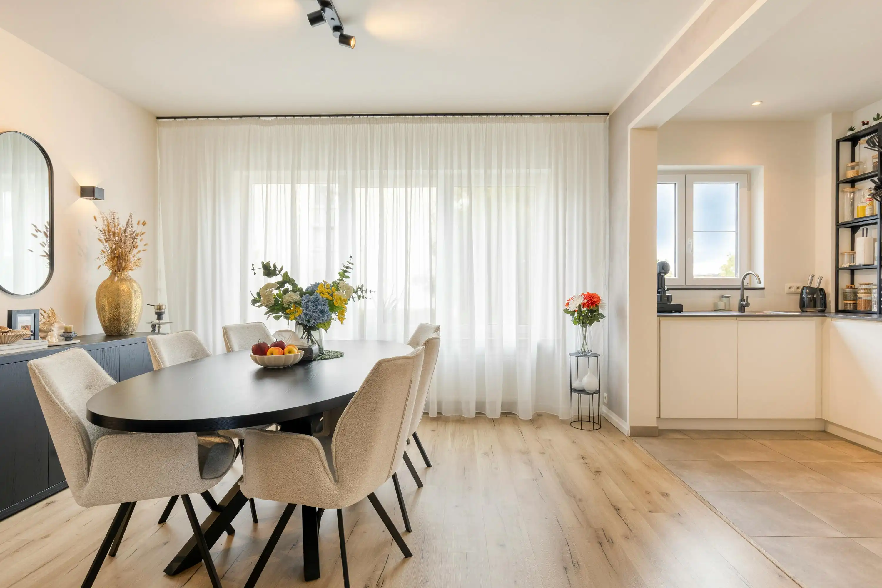 Appartement te koop in Merksem met 2 slaapkamers en garage foto 5