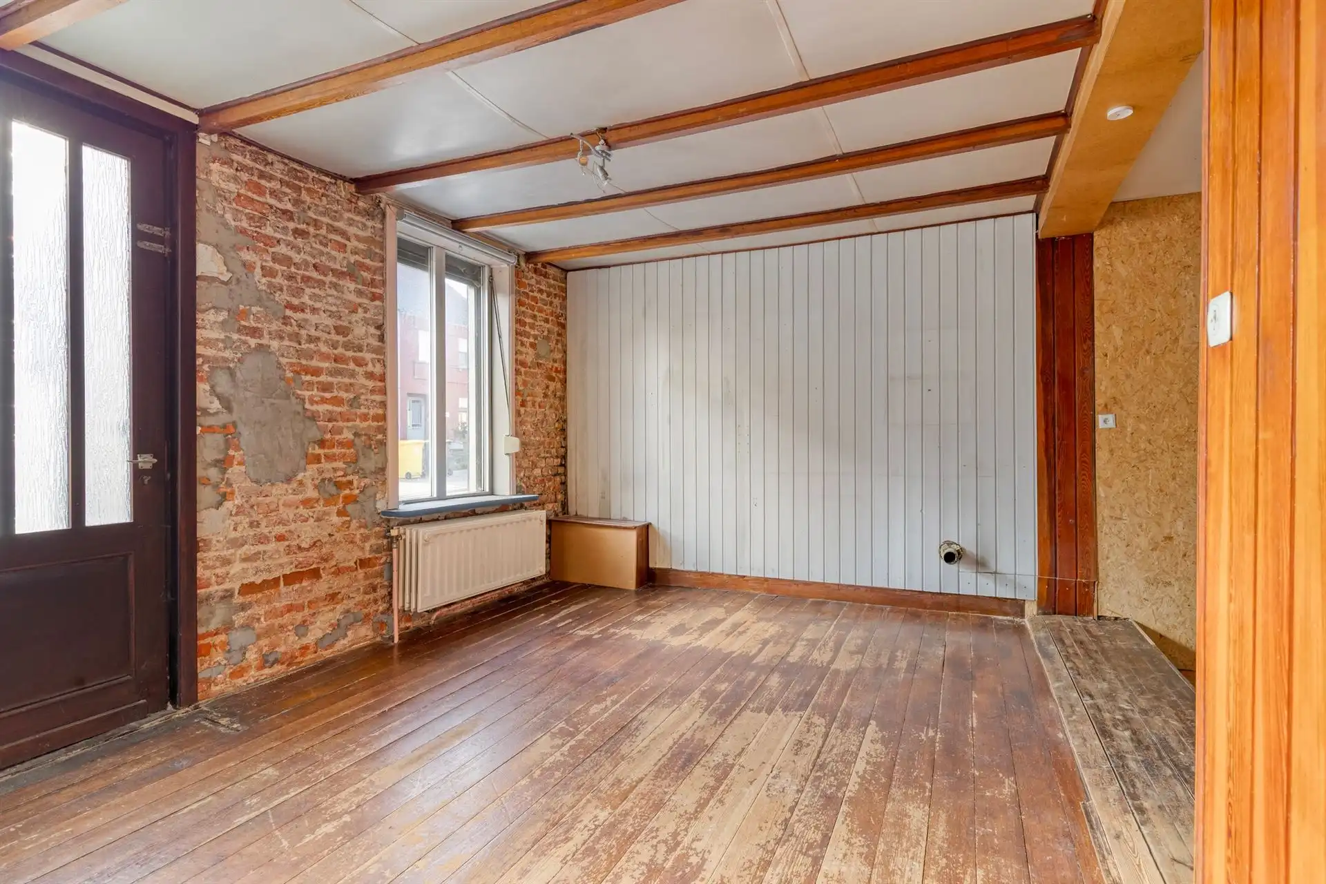 Te renoveren woning met veel potentieel foto 6