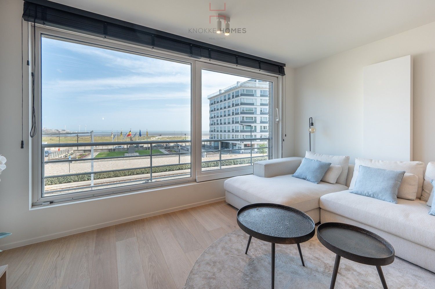 Modern gerenoveerd appartement met frontaal zeezicht in Heist-aan-zee foto 3