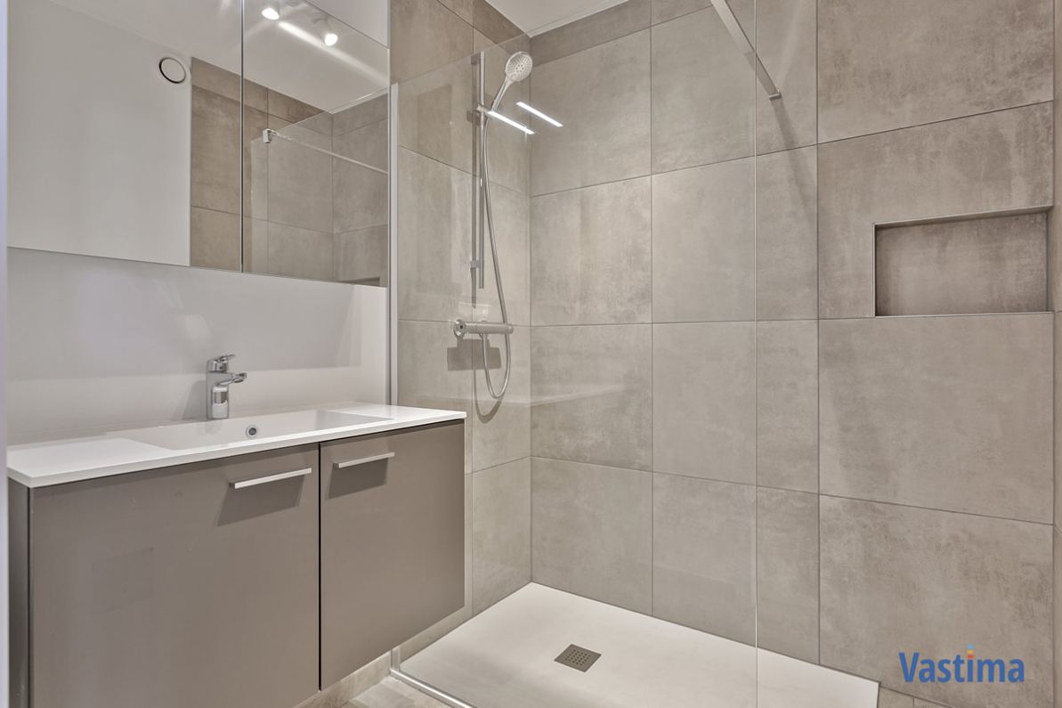 Recent appartement met 2 slaapkamers, terras en autostaanplaats foto 17