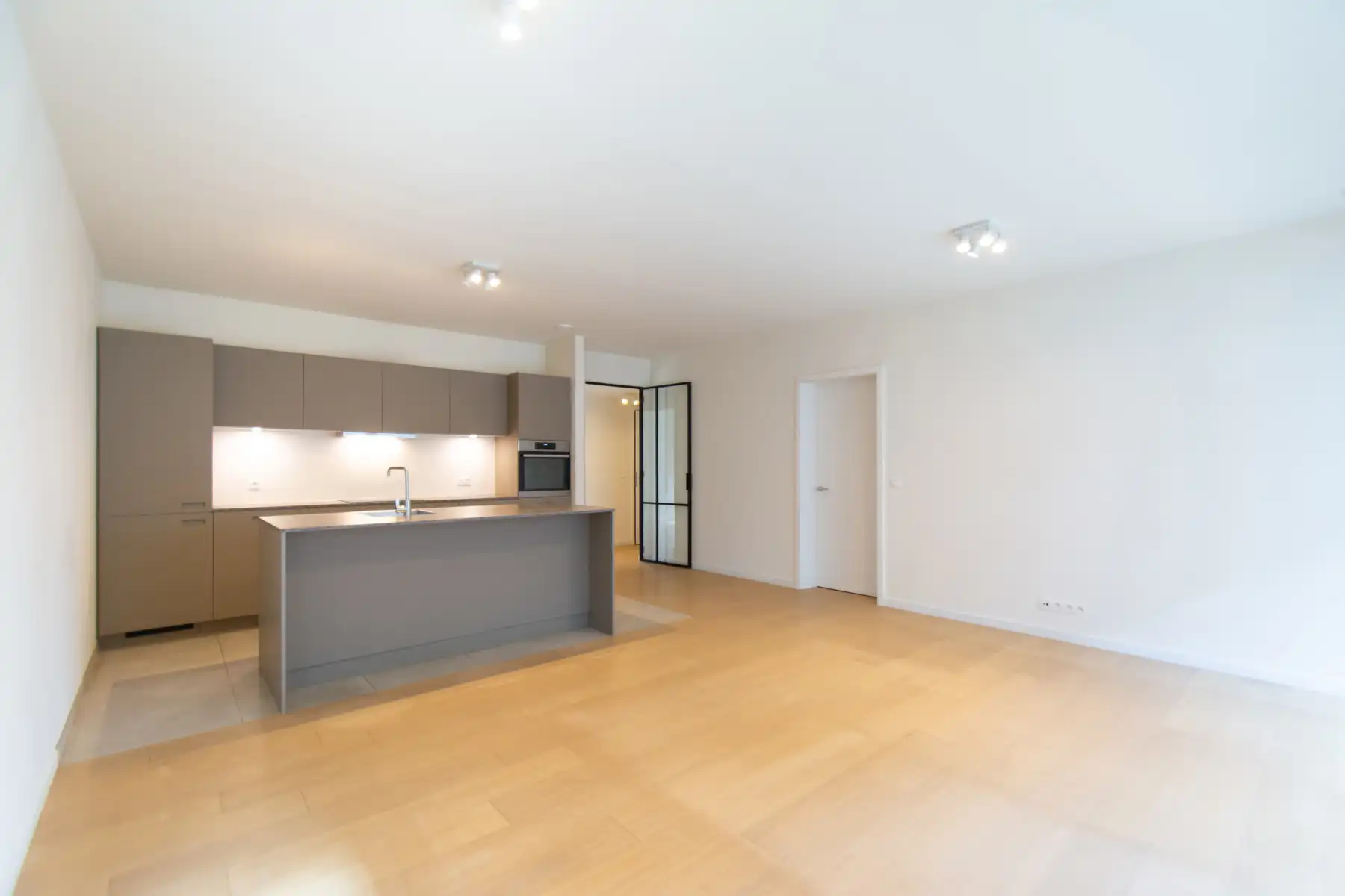 Rustig en comfortabel 3slpk appt. met terras en park  foto {{pictureIndex}}