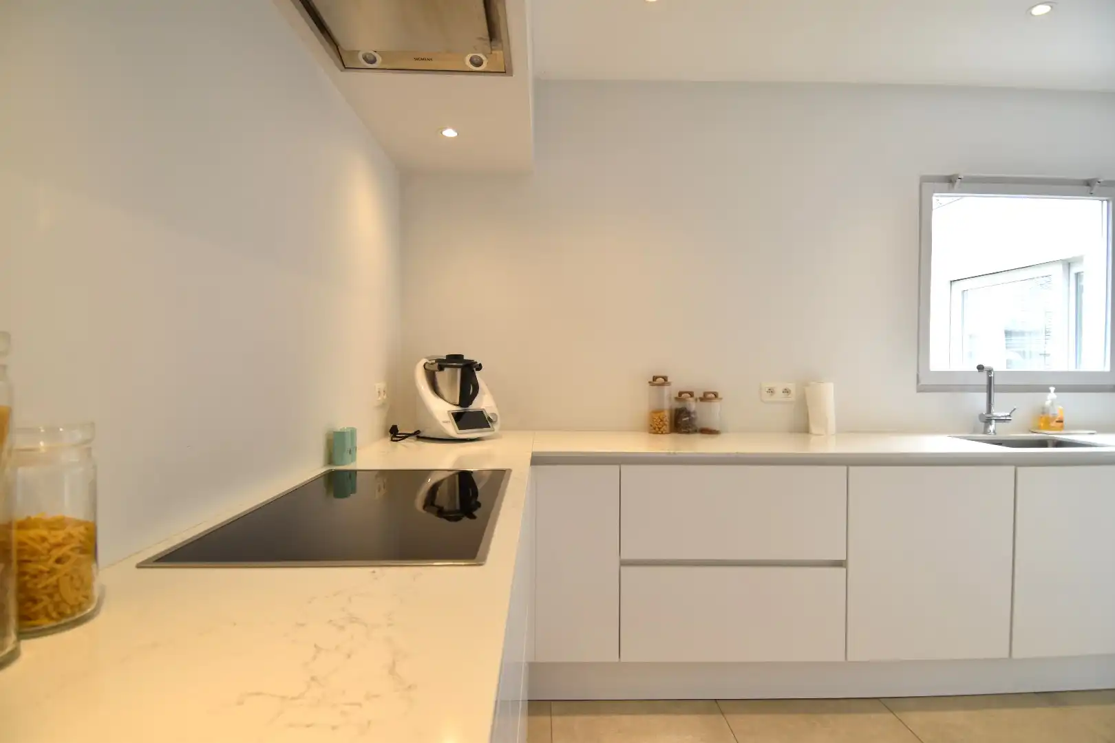 Instapklare woning met 3 slaapkamers, garage en een mooi stukje tuin te koop in residentiële wijk te Aalbeke foto 4