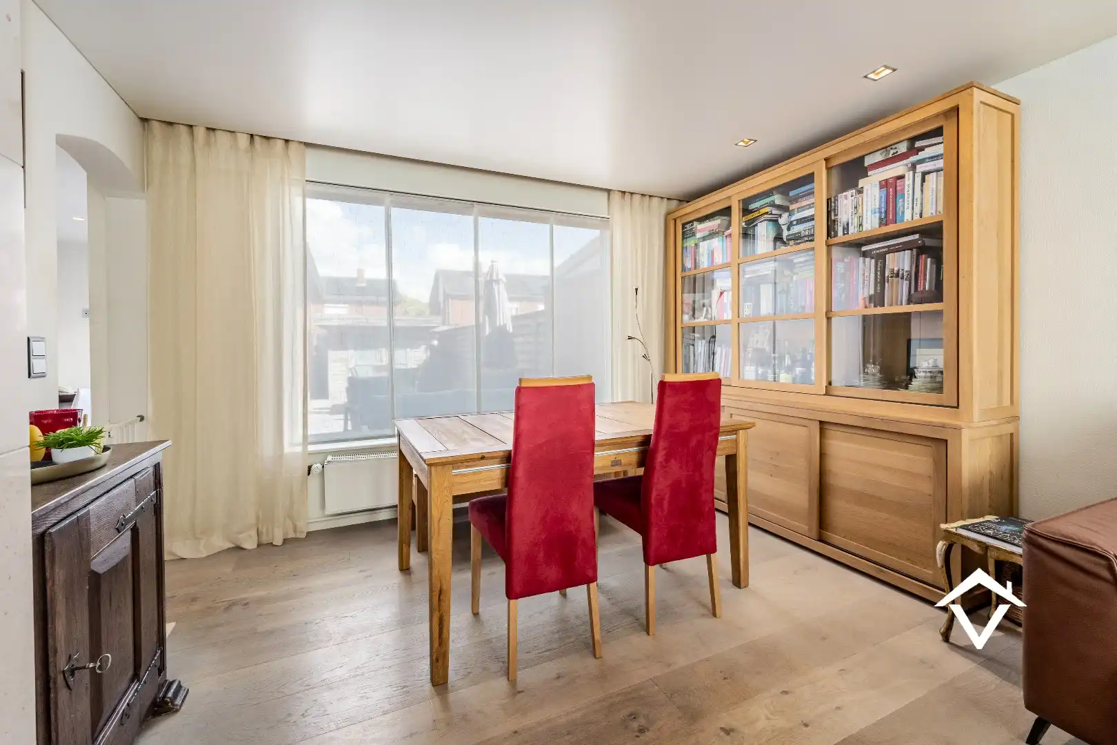 Recente halfopen bebouwing met 3 slaapkamers, garage en terras tuin foto 5