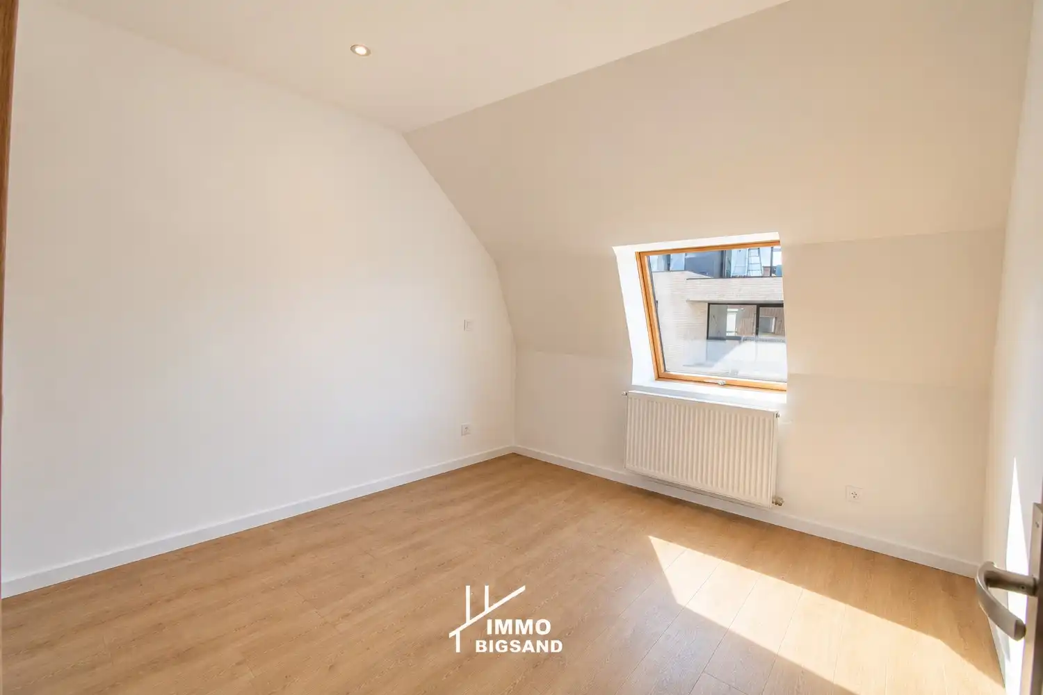 Volledig gerenoveerde woning met 4 slaapkamers, 2 badkamers en ruim bijgebouw foto 16