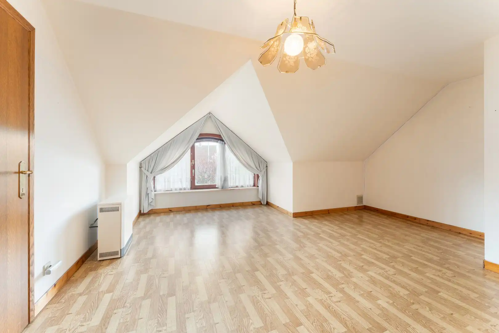 Vrijstaande woning met zonnige tuin en veel potentieel in rustige straat te Wevelgem foto 12