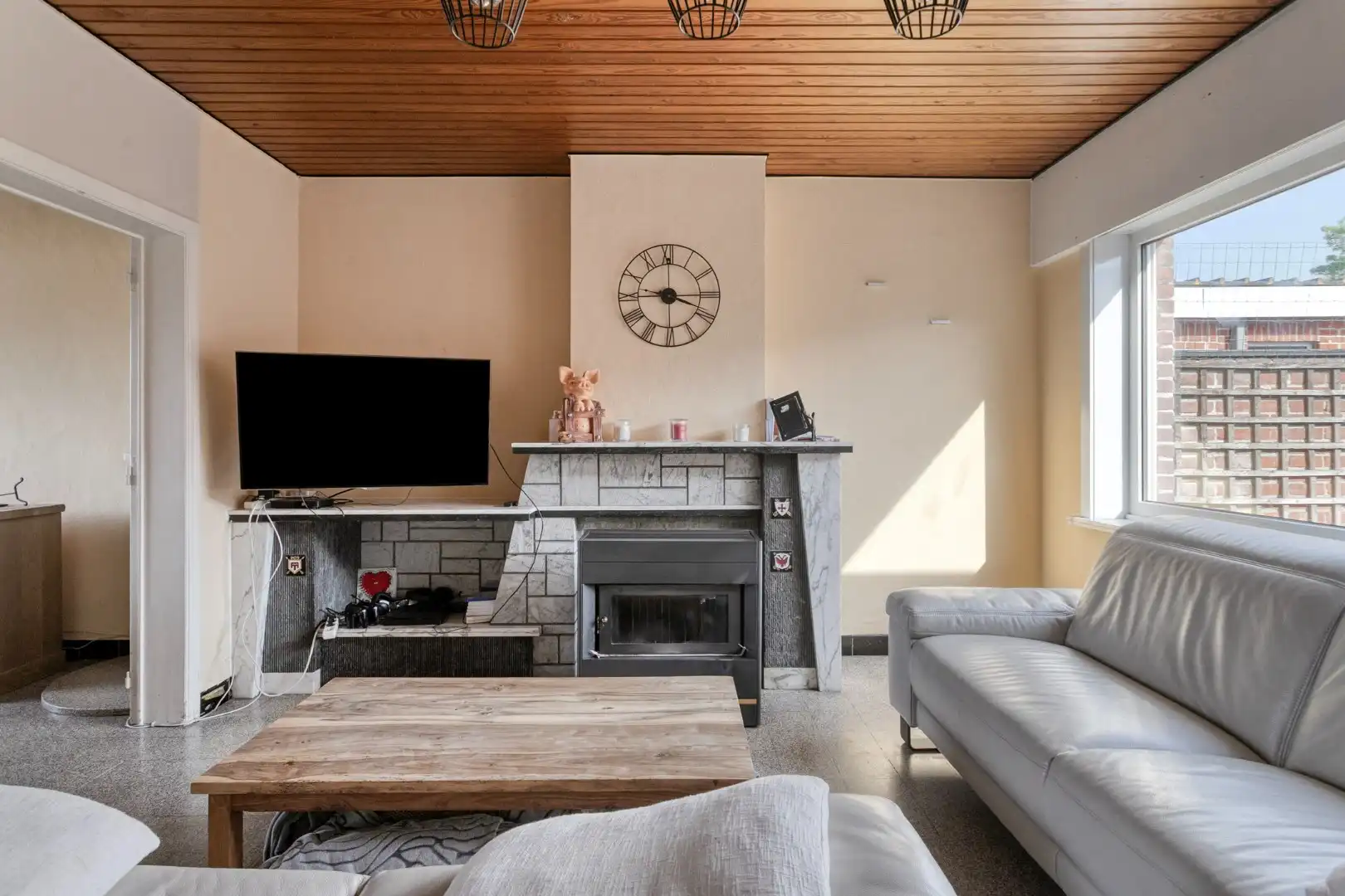 Te renoveren gezinswoning met garage foto 7