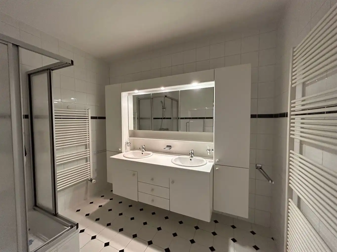 Ruim gelijkvloers appartement met 2 slaapkamers, terras, kelderberging en afgesloten garagebox. foto 10