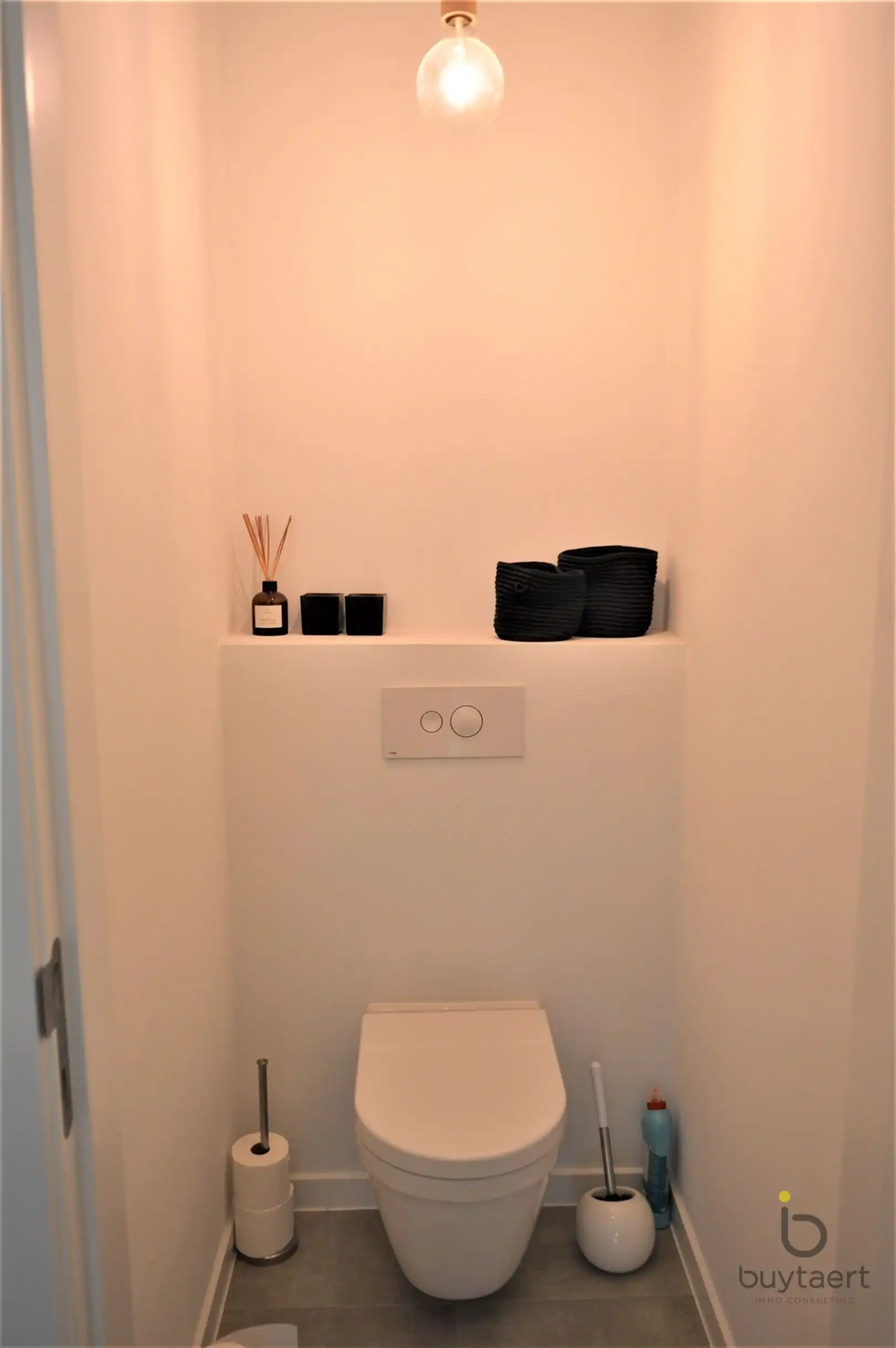 Frontaal waterzicht vanuit dit lumineuze recente appartement met terras! foto 14