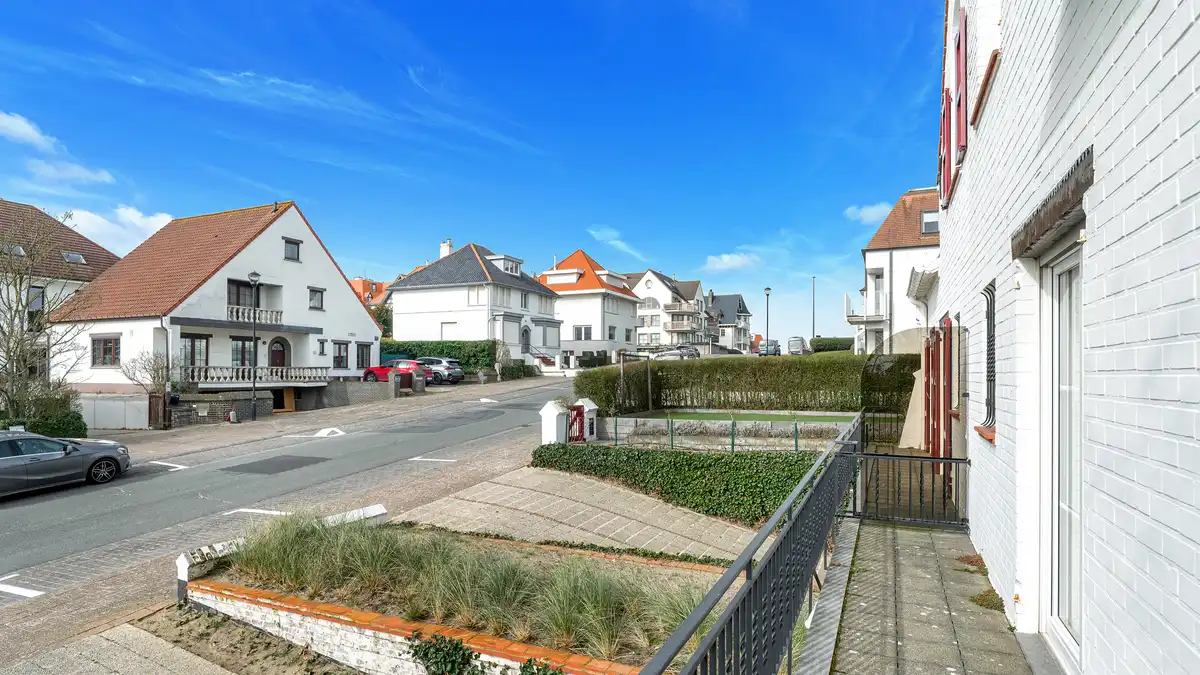 Subliem gerenoveerde koppelvilla op 150m van het strand te koop! foto 29