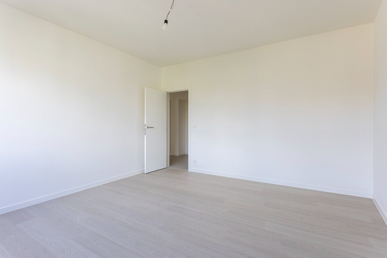 Ruim vernieuwbouw 2-slaapkamer appartement nabij De Roma! foto 10