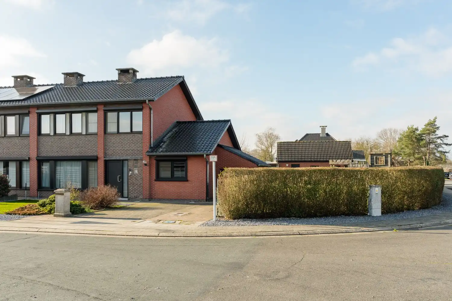 Instapklare  gezinswoning op ruim hoekperceel van 784 m² foto {{pictureIndex}}