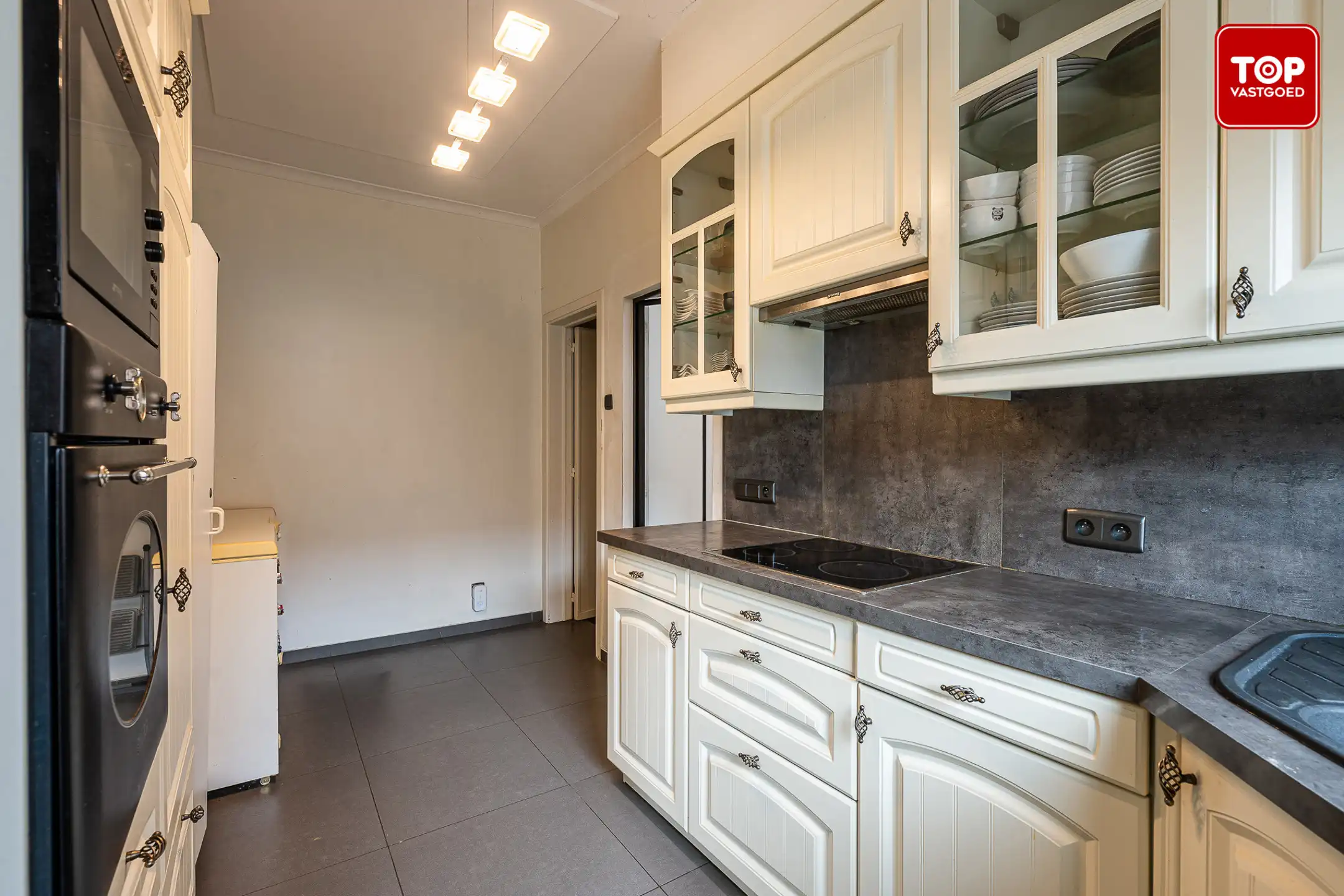 Instapklare halfopen woning in een gezinsvriendelijke buurt. foto 8