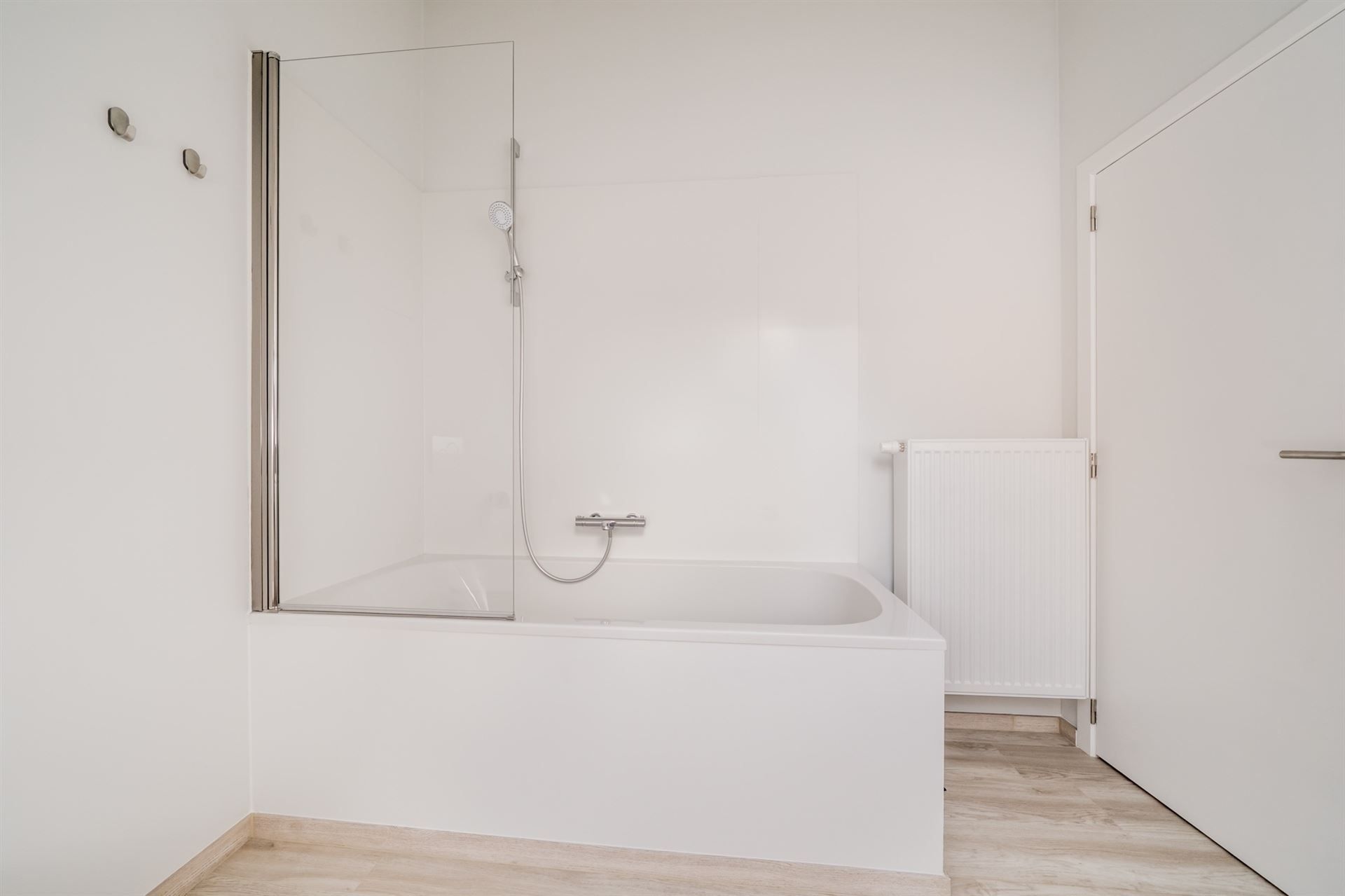 Ruime, volledig gerenoveerde woning met 3 slpk., 2 badk. & koer foto 19