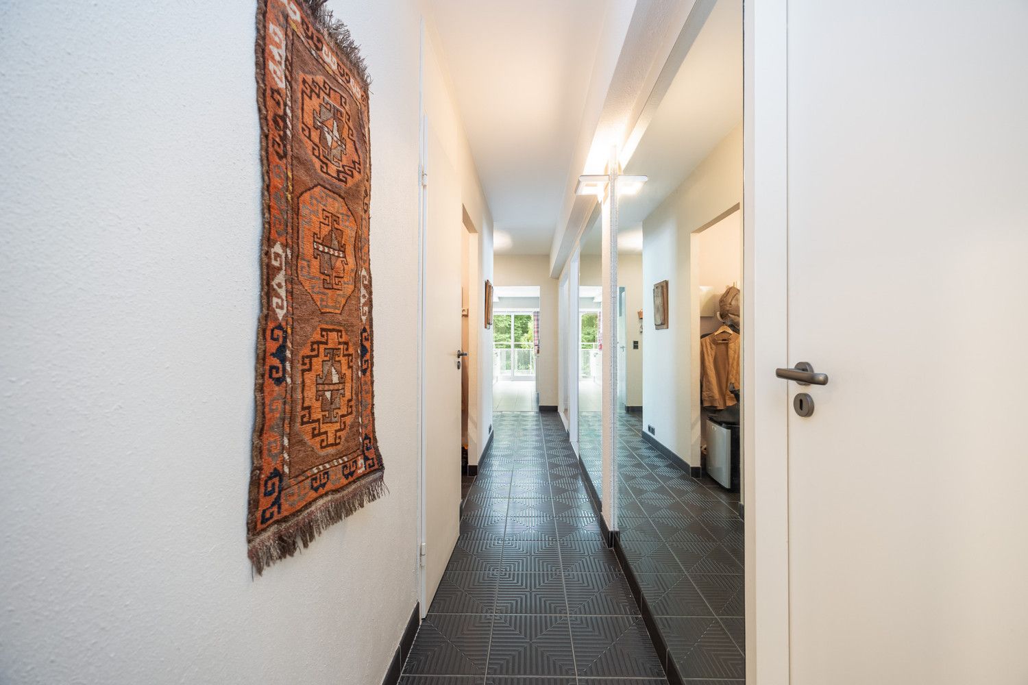 Energiezuinig (EPC B) hoekappartement met uitzonderlijke lichtinval en riant terras te Berchem foto 11