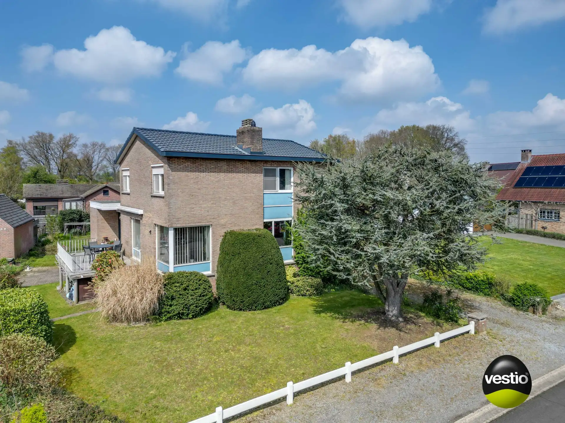 Hoofdfoto van de publicatie: RUSTIG GELEGEN WONING OP 9,64 ARE