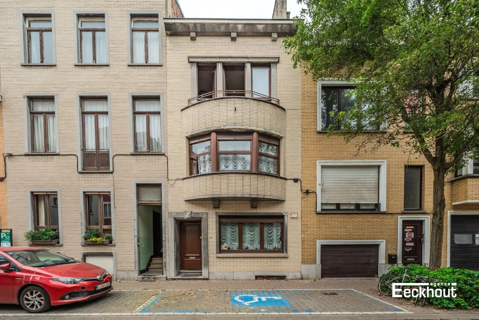 Hoofdfoto van de publicatie: Verzorgde rijwoning met 4 slaapkamers op gunstige ligging in Oostende