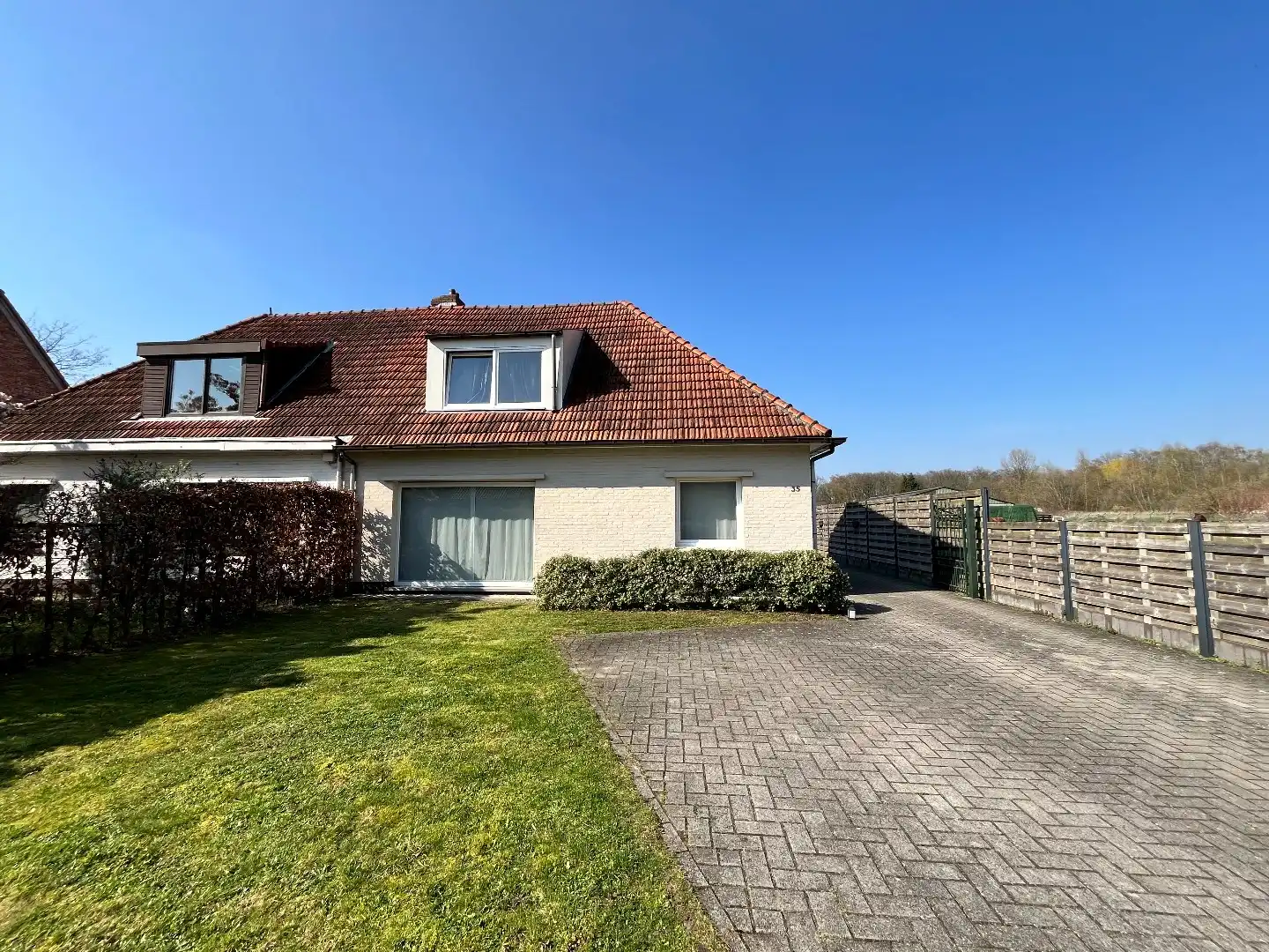 Charmante woning in groene woonomgeving foto {{pictureIndex}}