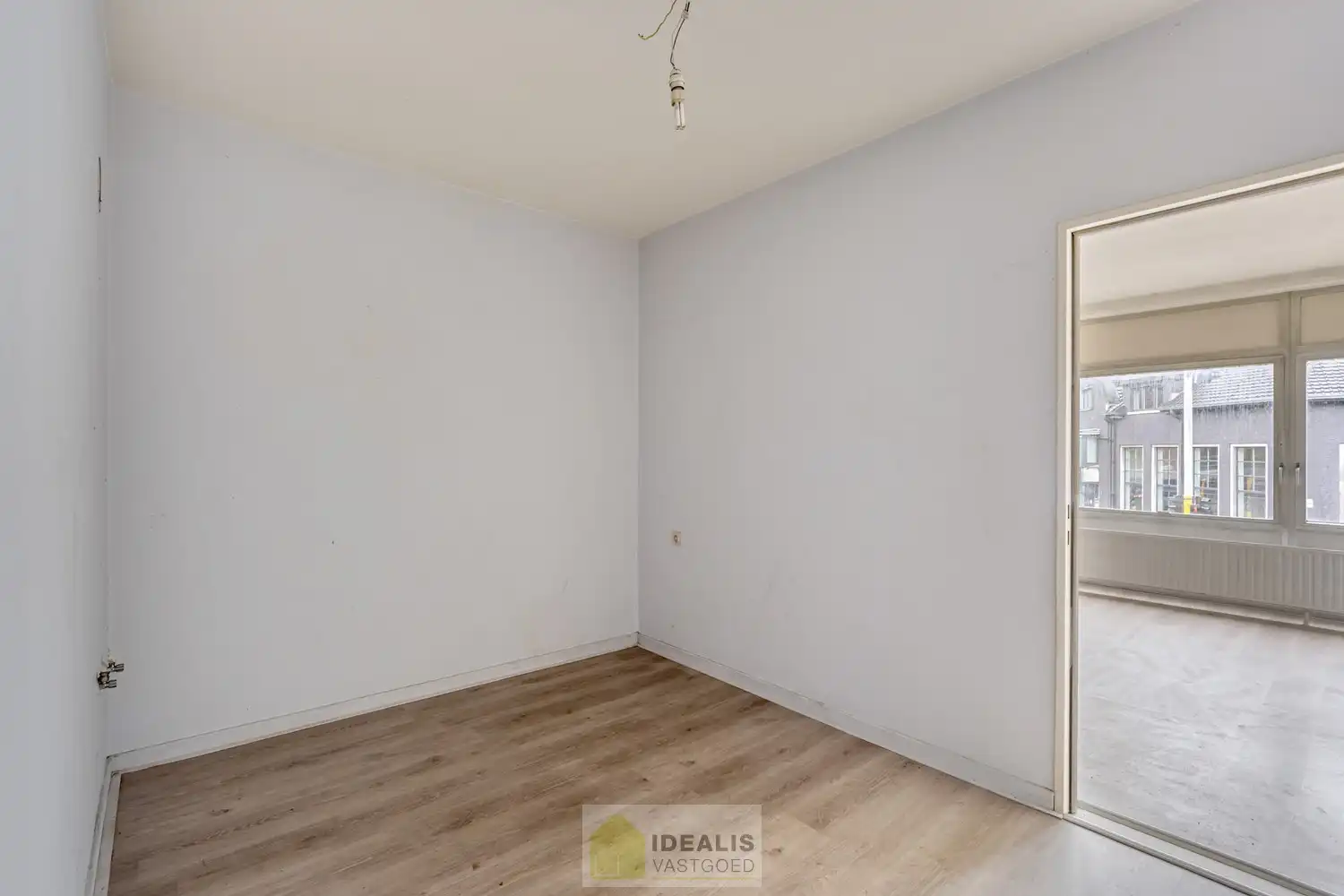 IDEALIS VASTGOED -  INVESTERINGSEIGENDOM BESTAANDE UIT 2 GELIJKVLOERSE HANDELSPANDEN EN 5 BOVENLIGGENDE APPARTEMENTEN IN HET CENTRUM VAN PELT! – te renoveren investeringseigendom op een toplocatie in Pelt (Neerpelt). Gelijkvloers 2 handelspanden, op de 1ste verdieping een 3 slpk.-appartement, 2de verdieping een 3 slpk.-appartement en een 1 slpk.-appartement en op de 3de verdieping een 3 slpk.-appartement en een 1 slpk.-appartement. Geschikt voor zij die zoeken naar een interessante investering in het centrum van Pelt. foto 23