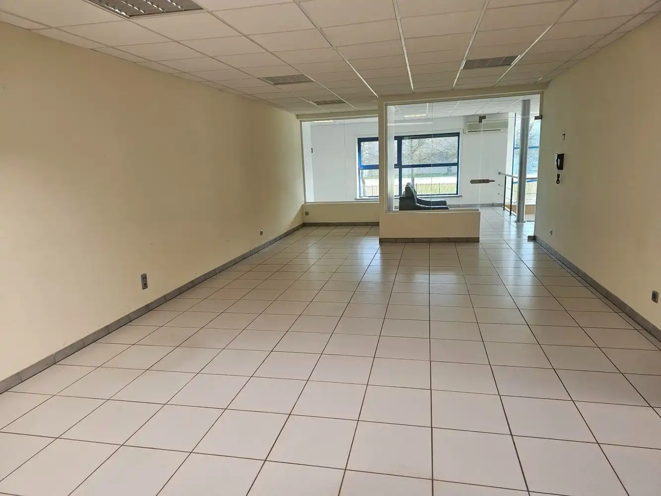 Vlot bereikbare kantoorruimte op de eerste verdieping. foto 2