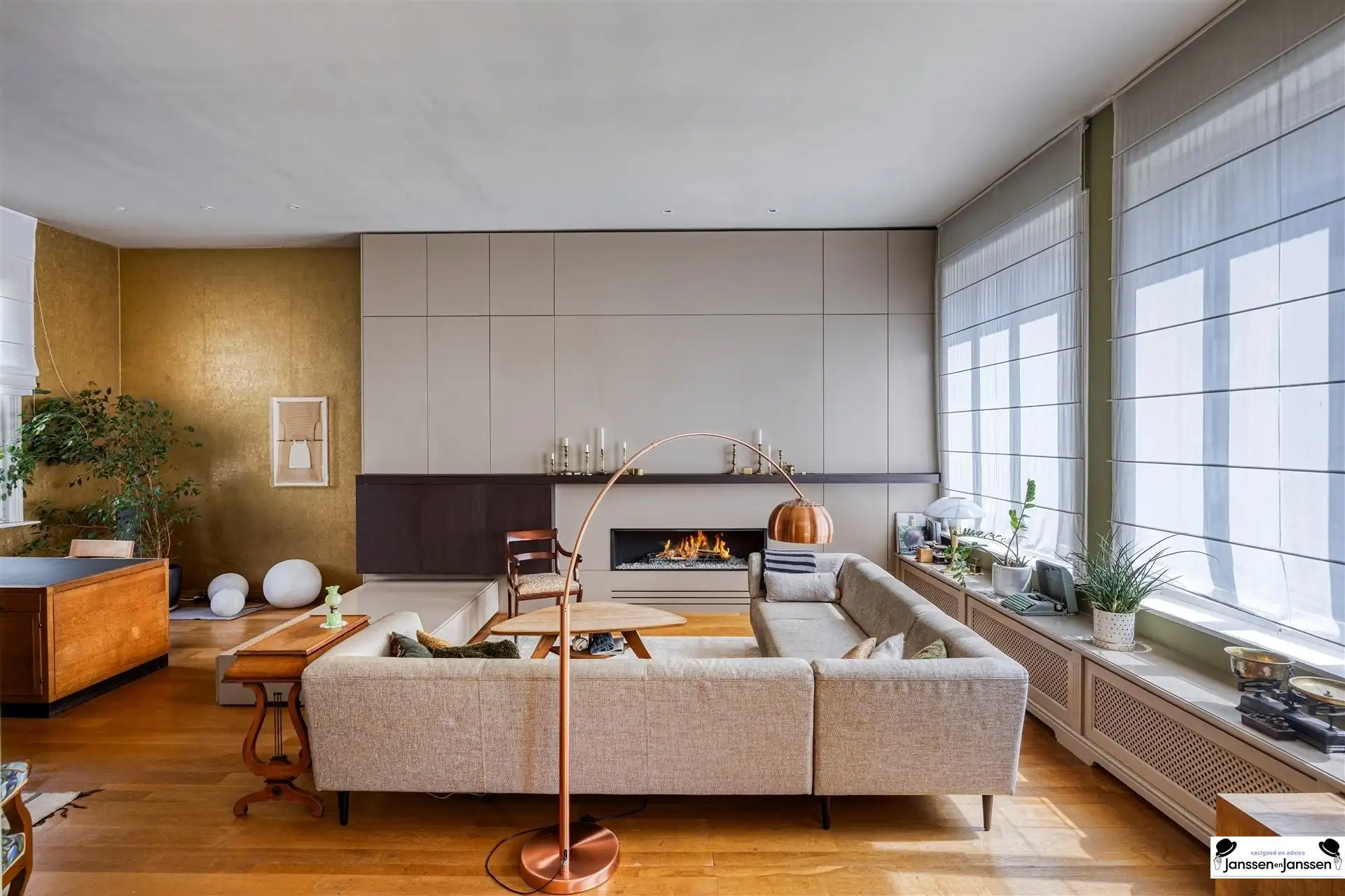 Hoofdfoto van de publicatie: Dubbel herenhuis met 6 slpk, 2 terassen, dubbele garage en royale ruimte, perfect gelegen nabij Museum en Marnixplaats