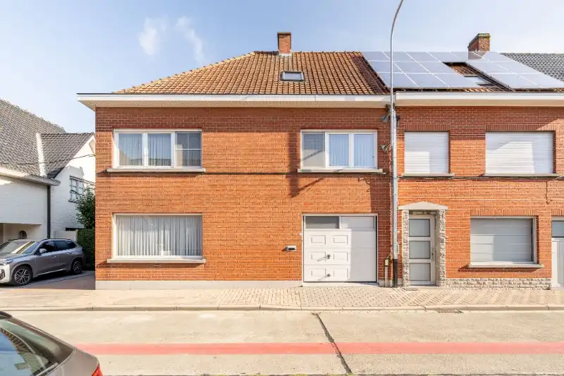Ruime woning met tuin, 2 garages en 4 slaapkamers. foto 3