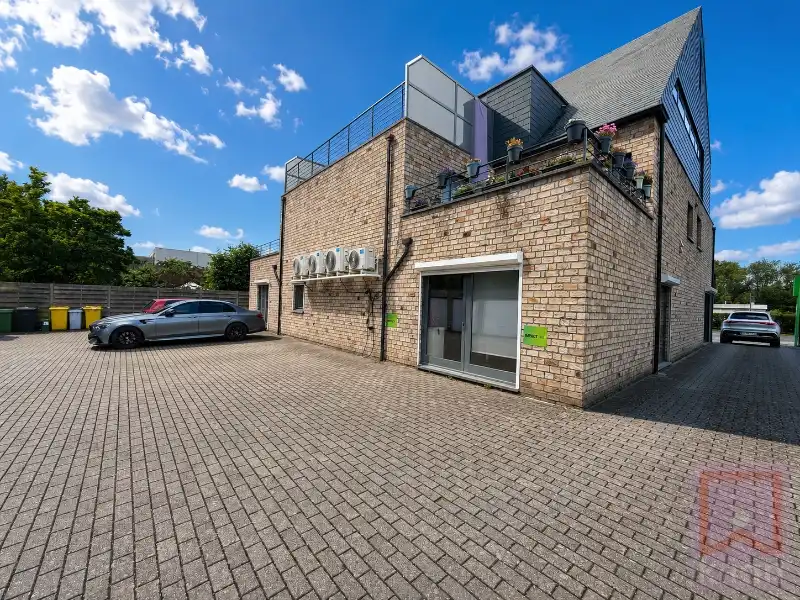 TOPLOCATIE: verhuurd handelspand van 258 m² met atelier en garage! foto 4