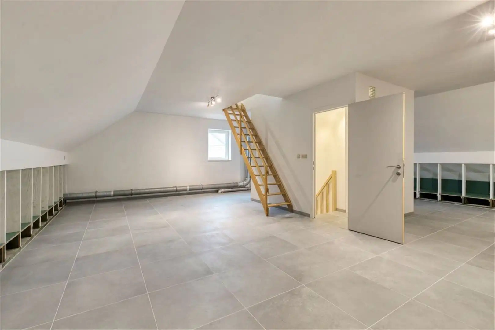 Uitzonderlijk ruime en toekomstgerichte woning met een indrukwekkende 358m² bewoonbare opp. EPC-label A. Residentiële woonwijk met winkels, scholen, horeca en andere voorzieningen vlakbij. foto 29