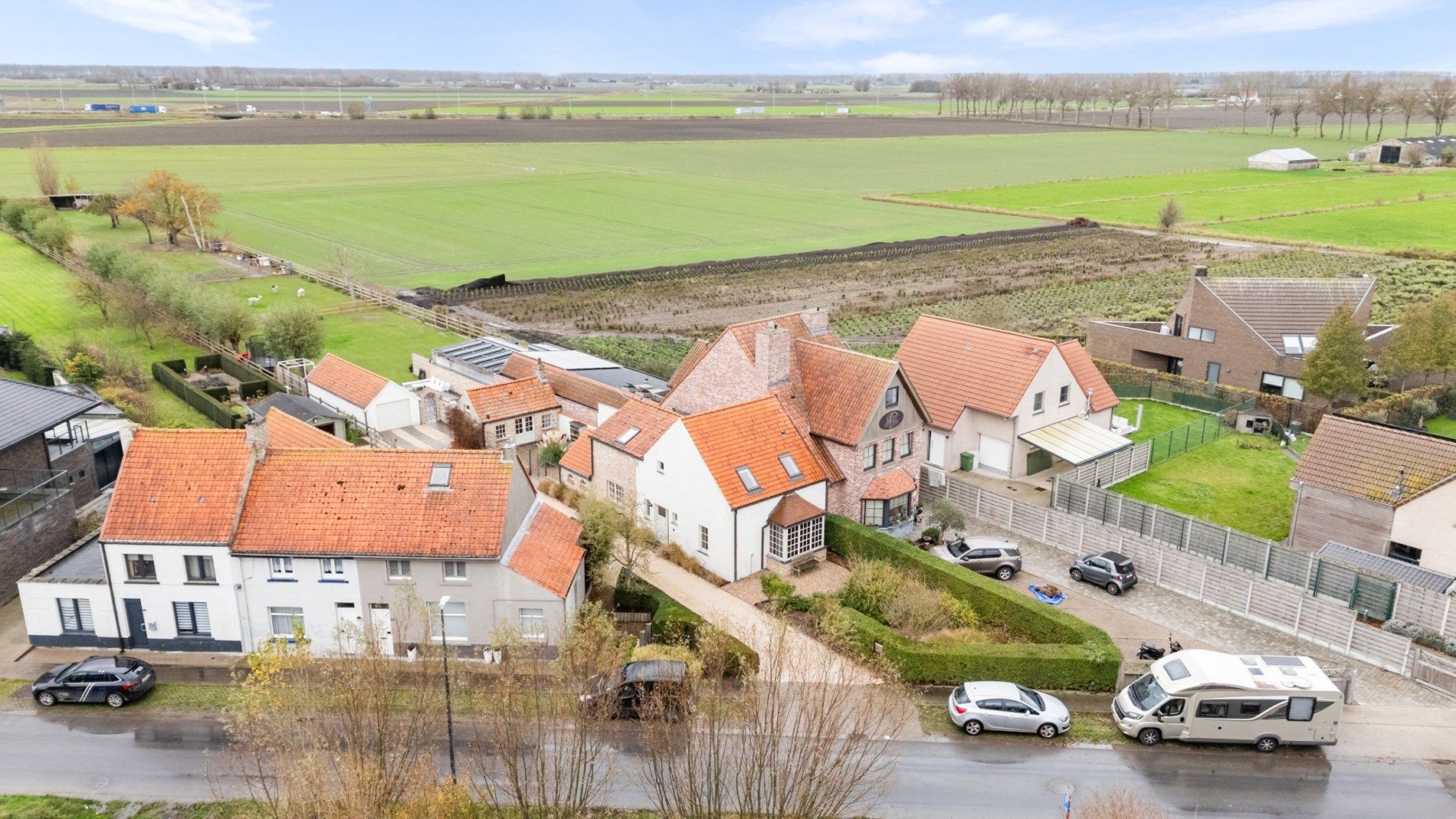 Uiterst charmante halfopen bebouwing met weidse zichten op een perceel van 2012m²  foto {{pictureIndex}}