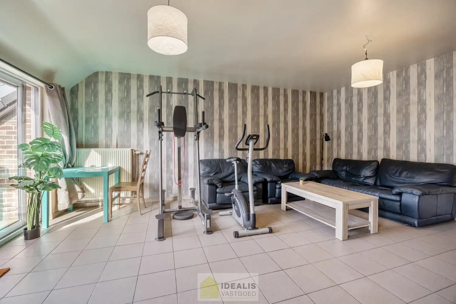 IDEALIS VASTGOED – KNAP APPARTEMENT GELEGEN OP UITERST CENTRALE LOCATIE TE OVERPELT, PELT. Dit knappe appartement met bouwjaar 2000 omvat een aangename ca.72m² en  biedt plaats aan een lichtrijke leefruimte met aansluitend goed onderhouden keuken, 2 knappe slaapkamers, badkamer en dakterras! Een fraai appartement, zeer geschikt voor kandidaten op zoek naar betaalbare woonruimte vlak bij het centrum van (Over)Pelt! foto 6