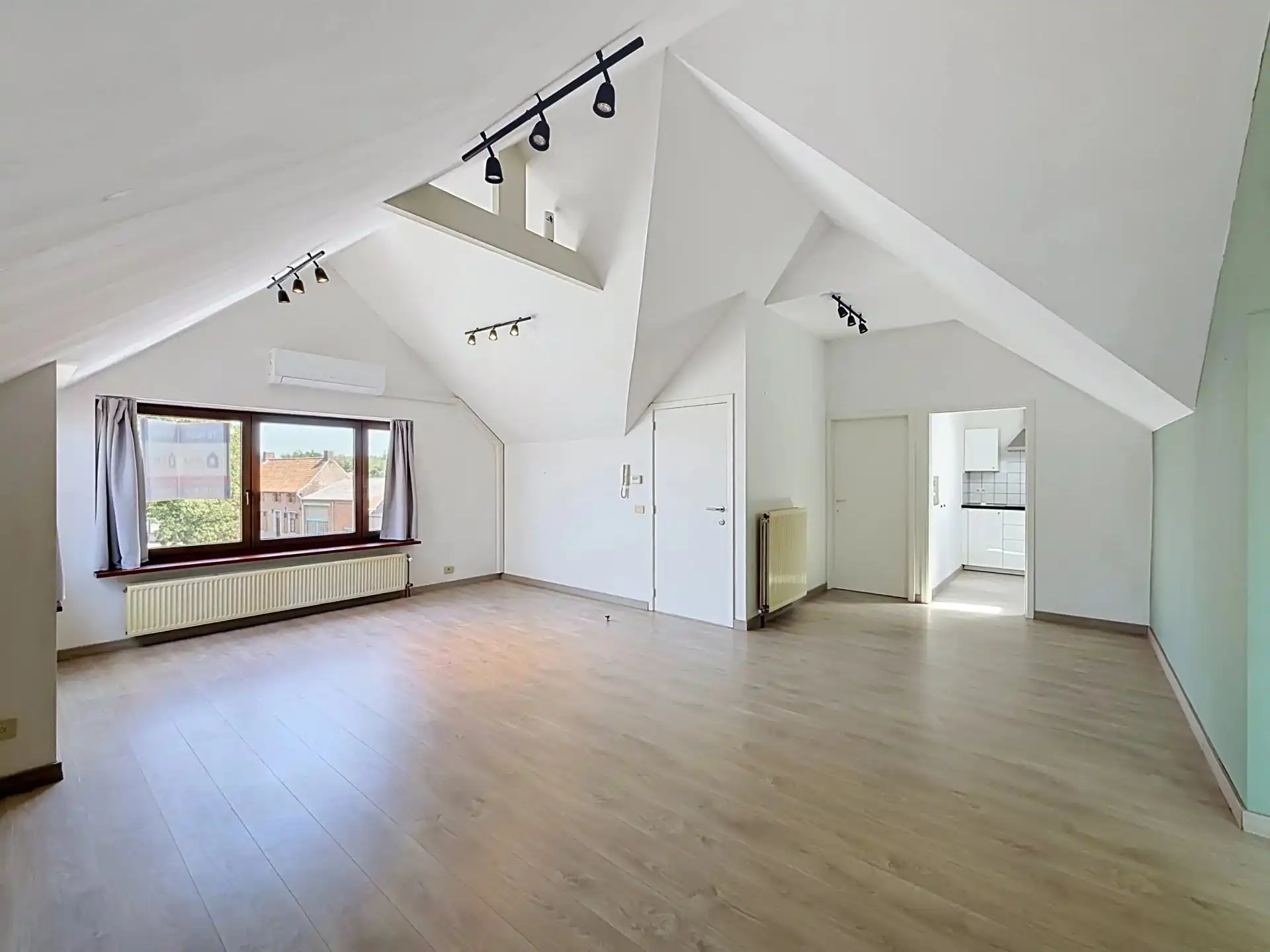Gezellig dakappartement met 2 slaapkamers en airco foto 4