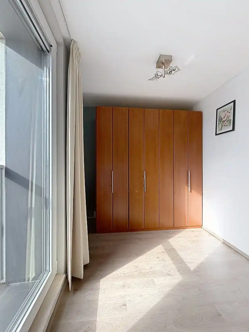 Lichtrijk woonappartement met ruim terras vlak bij zee.  foto 14