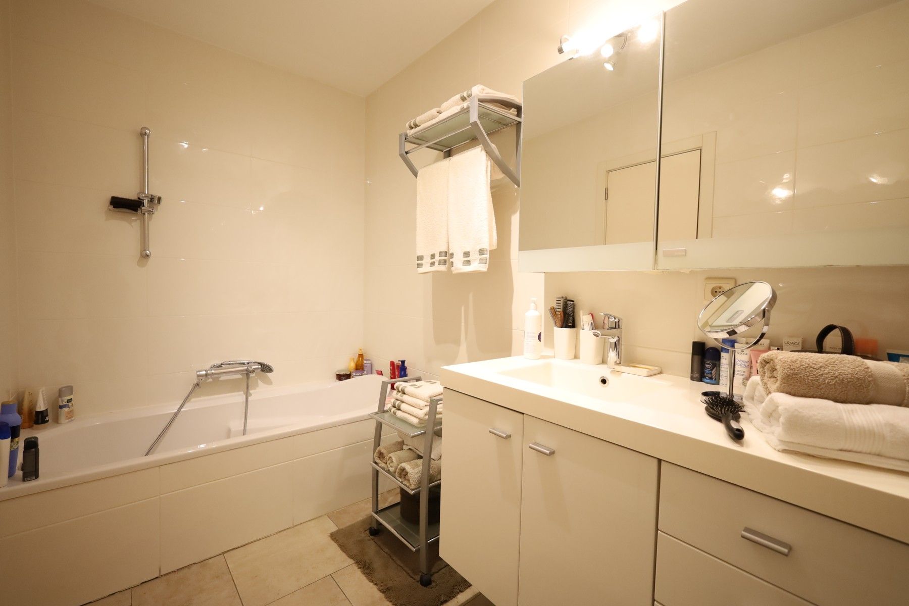 Gelijkvloers appartement met tuin, binnenautostaanplaats en kelder foto 3