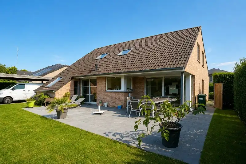 Roeselare –&nbsp; stijlvolle villa met zonnige tuin, 5 slaapkamers/bureel, dubbele garage en ruime carport. opp 564 m². foto 2