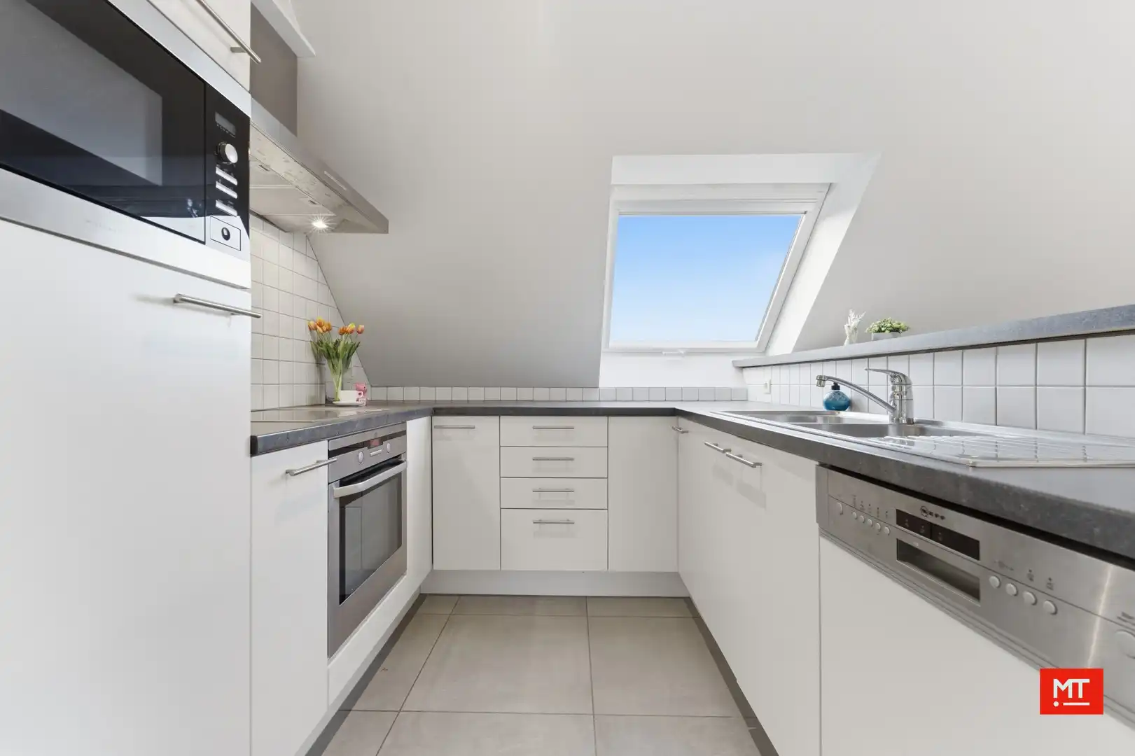 Instapklaar 2-slaapkamerappartement met groot terras en garage in het centrum van Zonnebeke foto 4