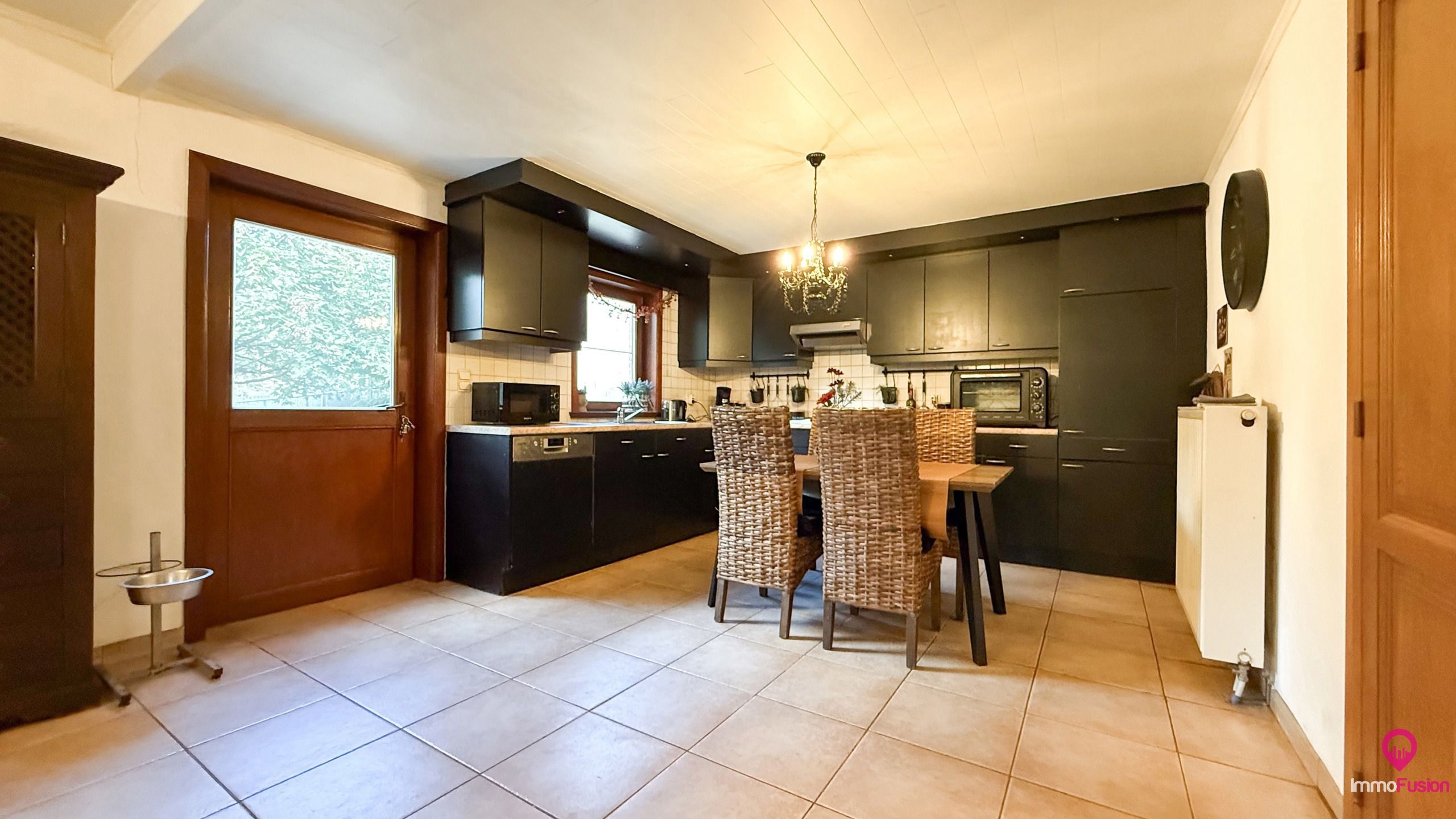 Idyllische woning met 2 slaapkamers, weide en stallen! foto 7