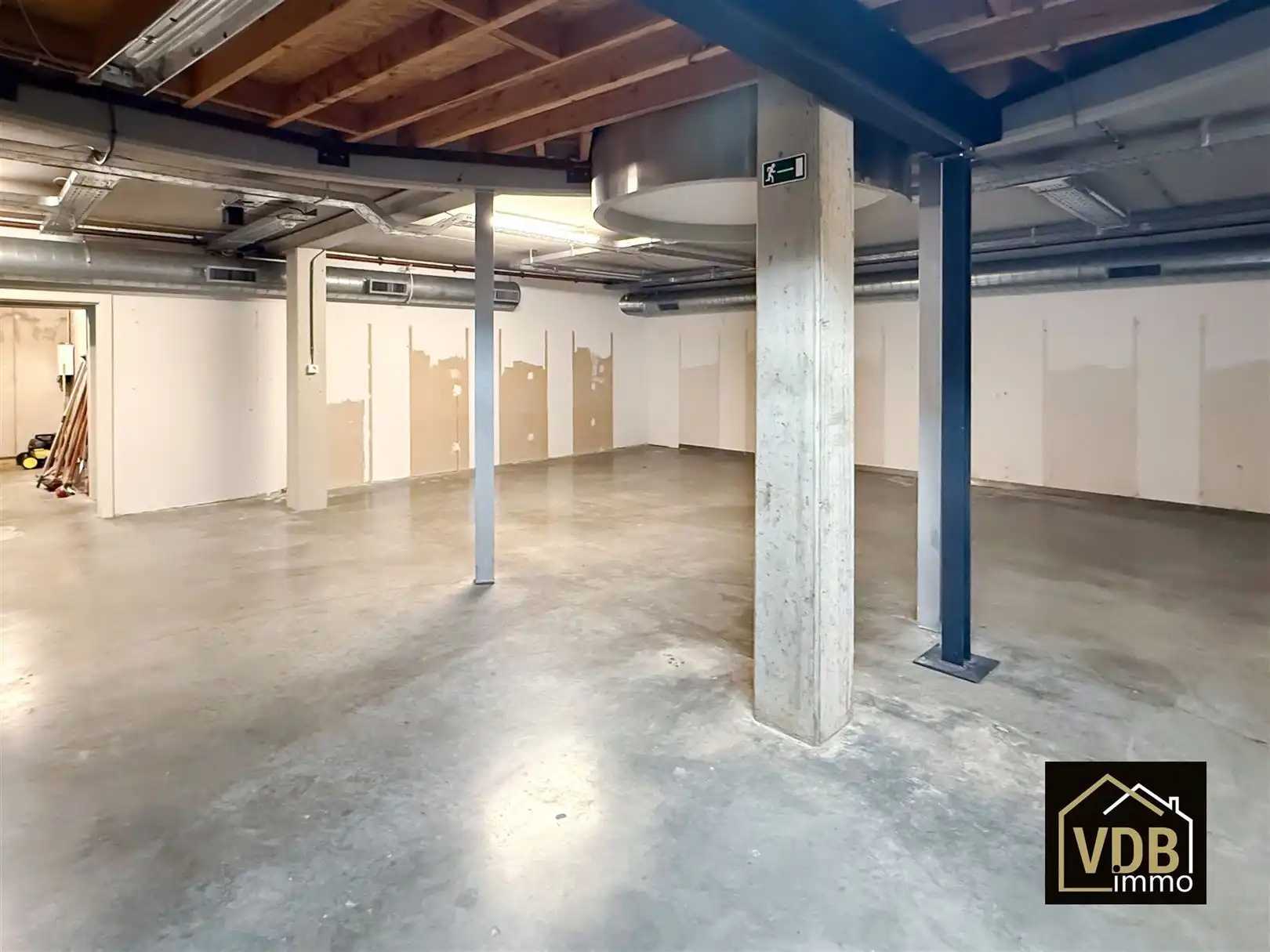 COMMERCIEEL PAND MET PENTHOUSE OP TOP LOCATIE foto 41