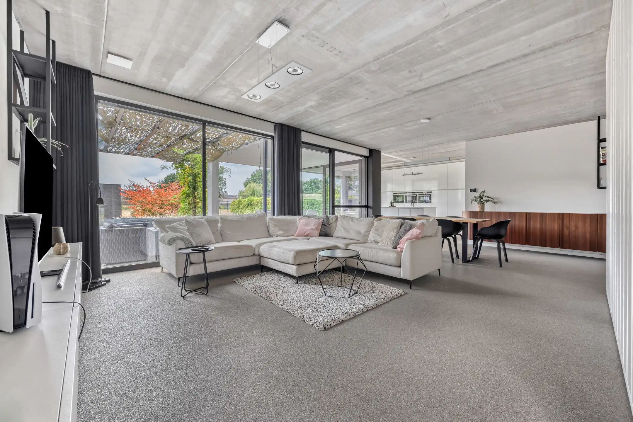 Moderne woning met tuin en bijgebouw in rustige wijk foto 5