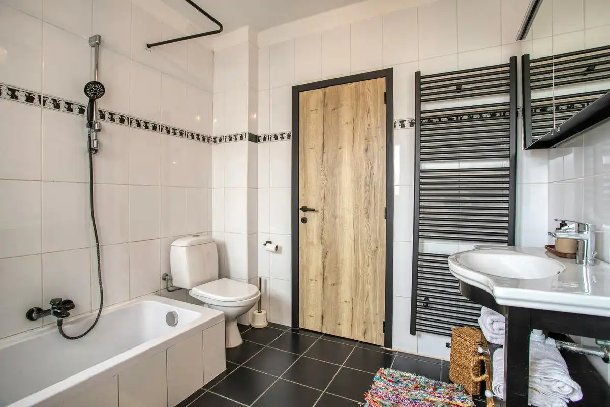Unieke eigendom met loods en 2 gerenoveerde appartementen  foto 10