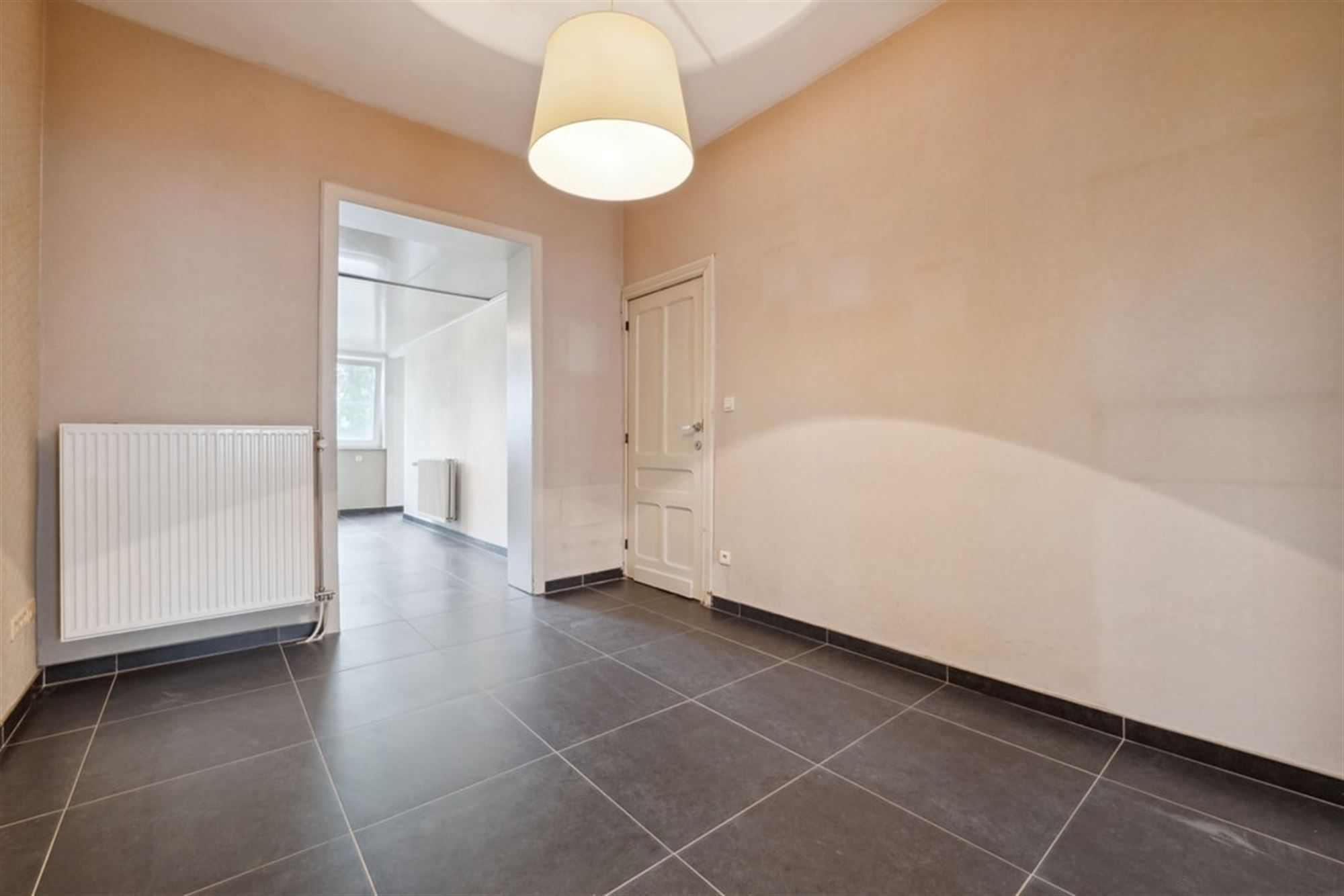 KNUSSE RIJWONING VLAKBIJ HET CENTRUM VAN LANDEN   foto 7