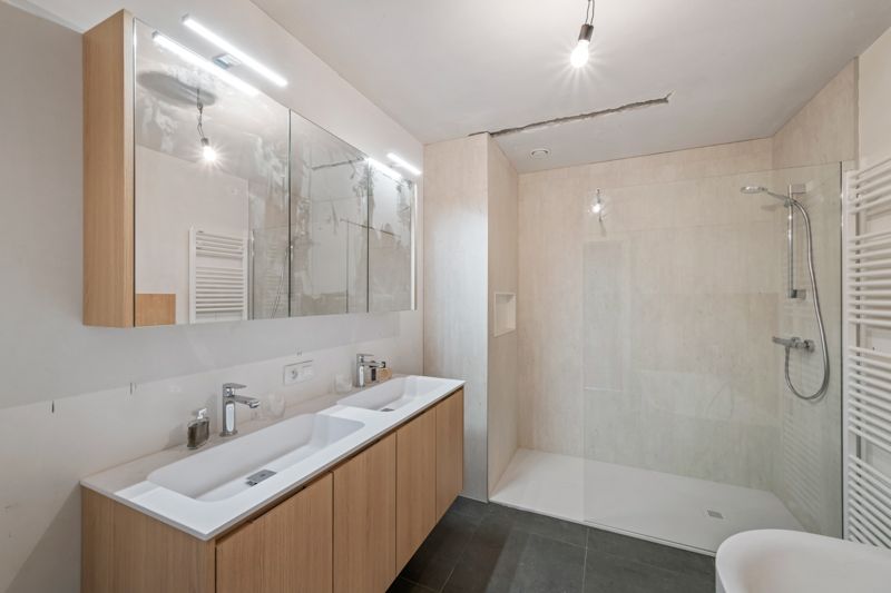 Roeselare nabij Station : Penthouse appartement met 2 slpks en zolder op de derde verdieping van een nieuw gebouwde Residentie genaamd "Residentie Arena" opp 110 m² foto 3