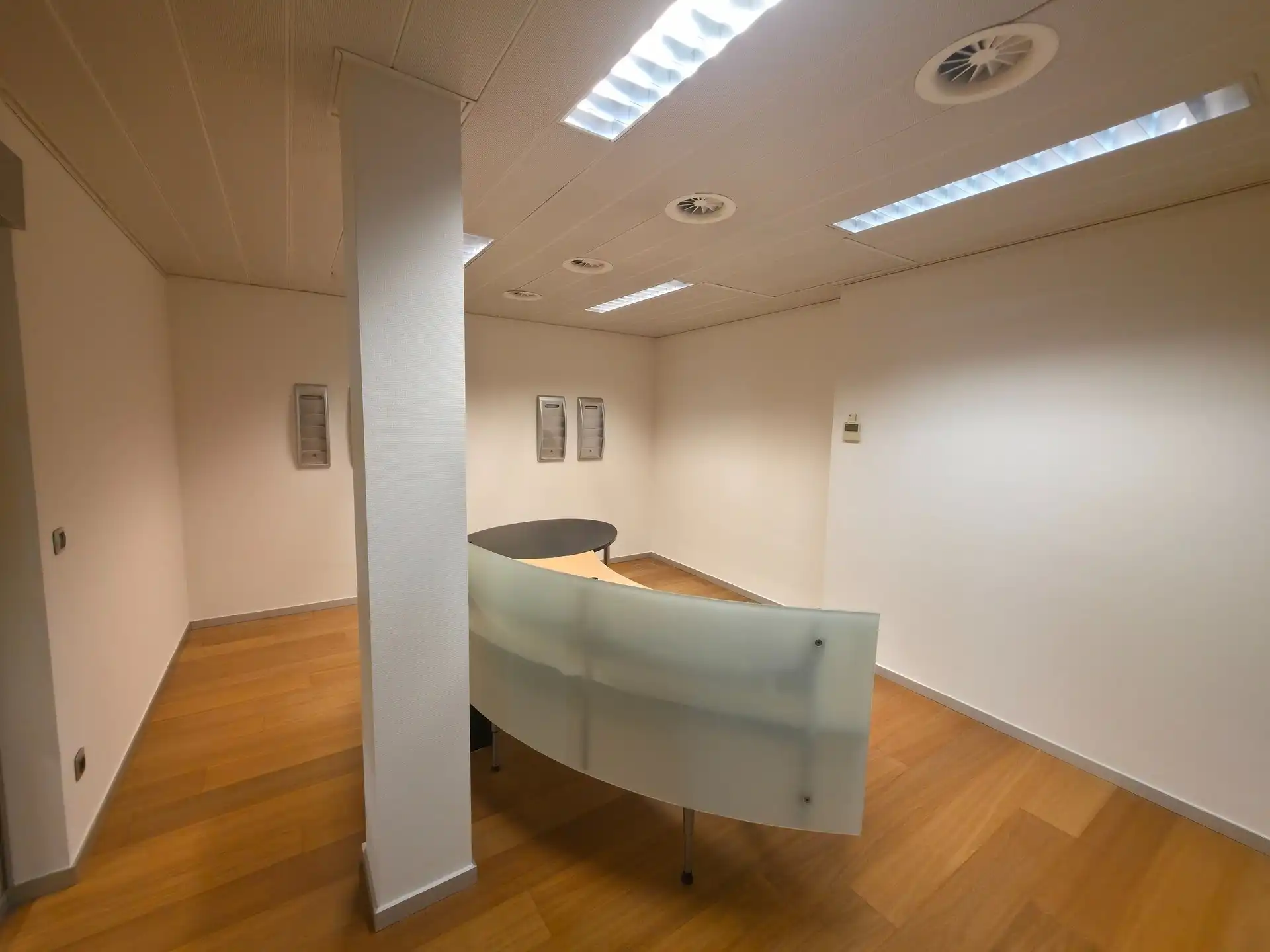 Handelspand/kantoor van 372m² in het hart van Denderhoutem foto 4