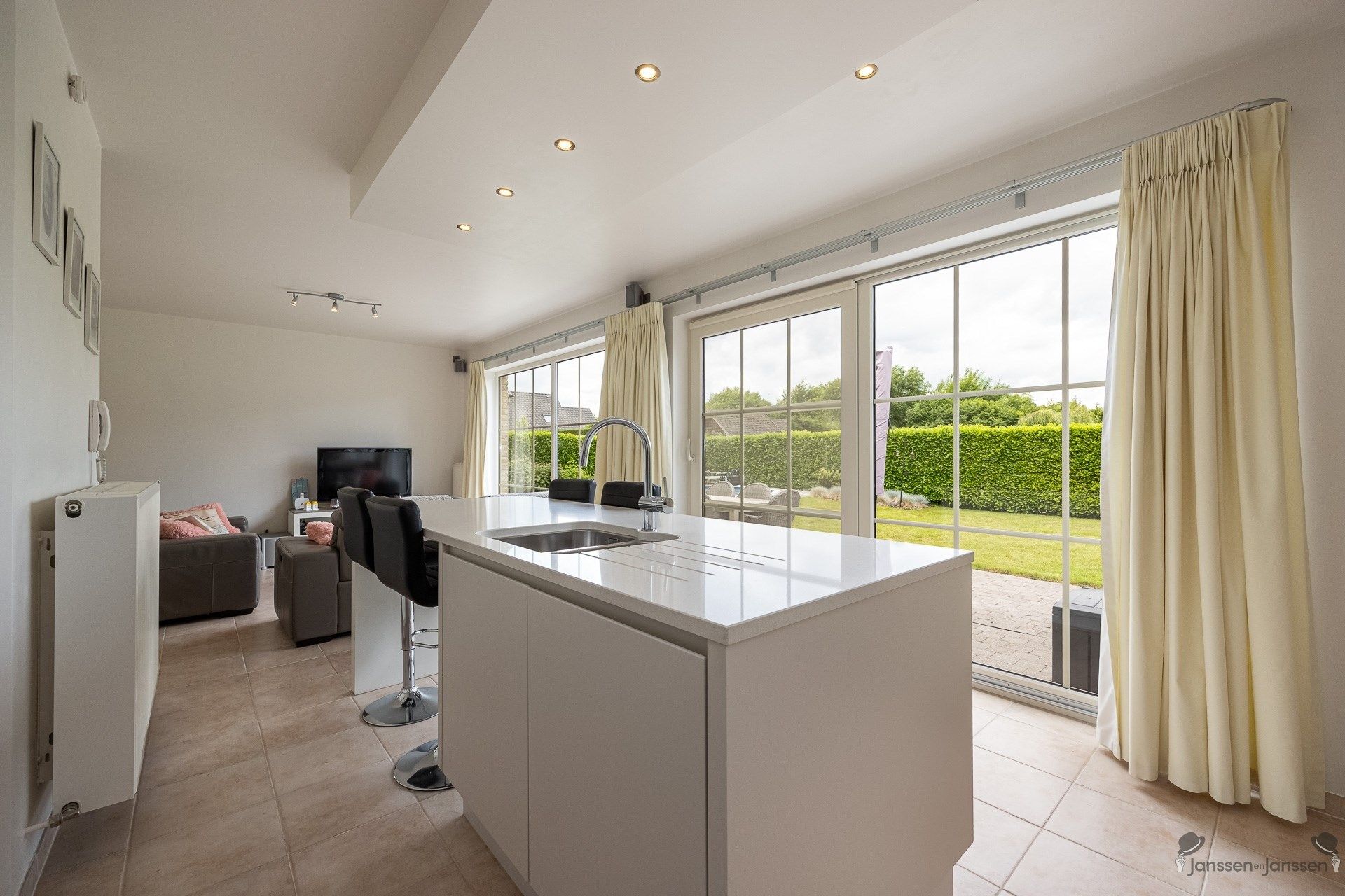 Instapklare woning met vier slaapkamers op een ruim perceel van 659m². foto 12
