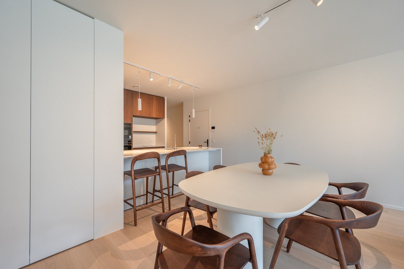 Nieuwbouw appartement op een centrale ligging te Knokke, vlakbij het Zegemeer en op wandelafstand van het strand. foto 9