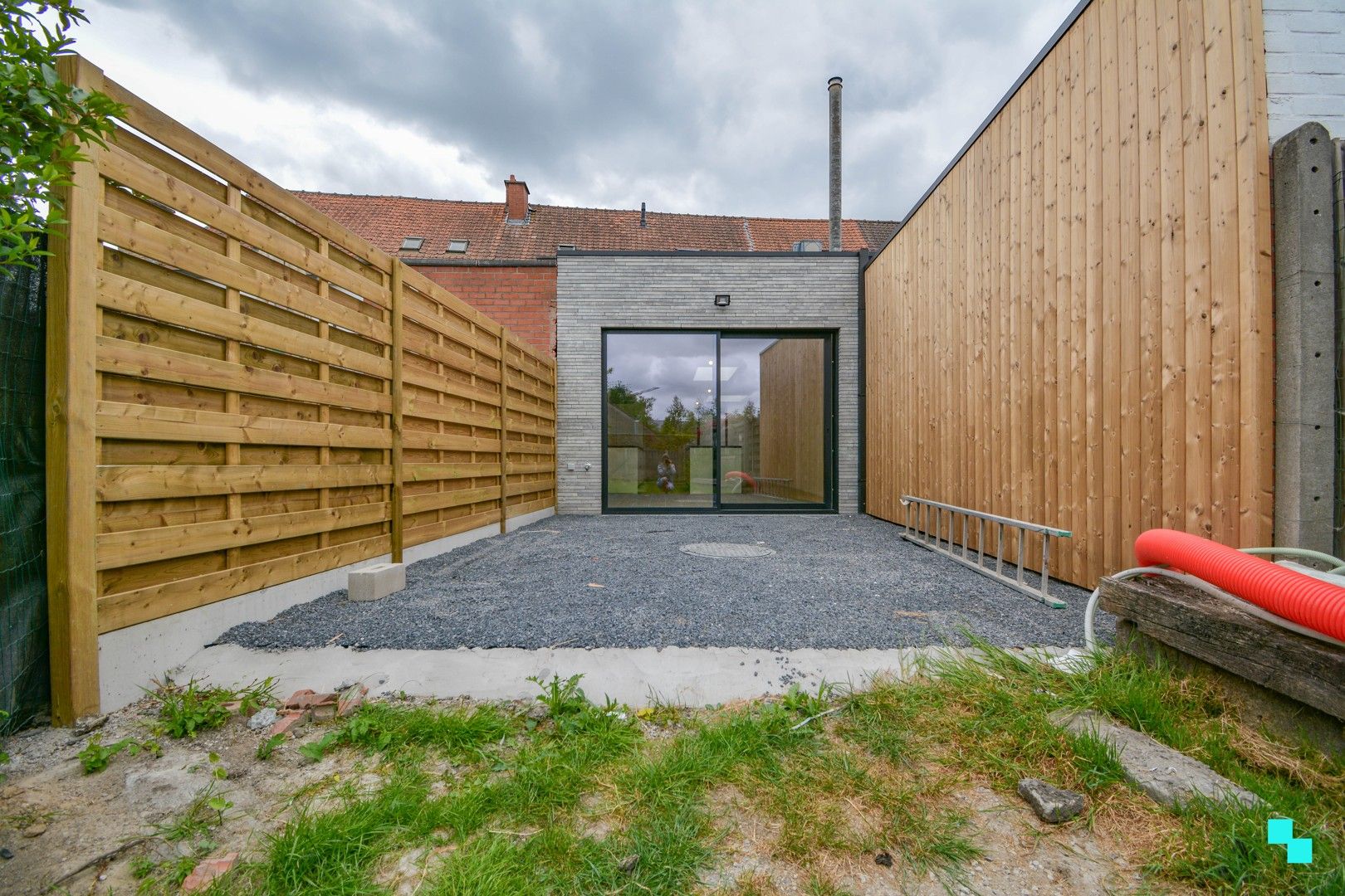 Totaal gerenoveerde woning met garage te centrum Roeselare foto 15