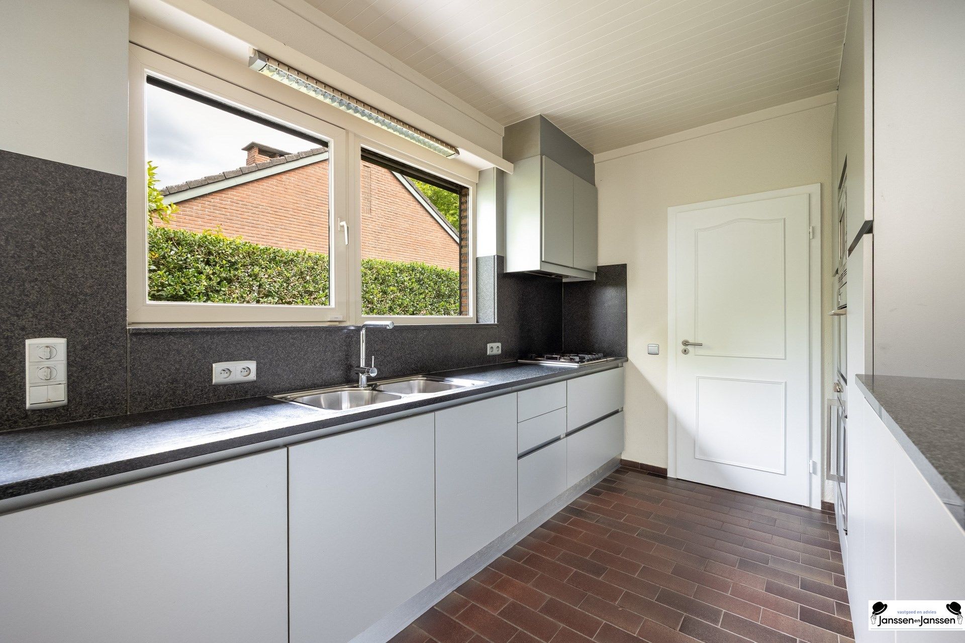 Charmante laagbouwwoning met 3 slaapkamers en prachtige tuin foto 7