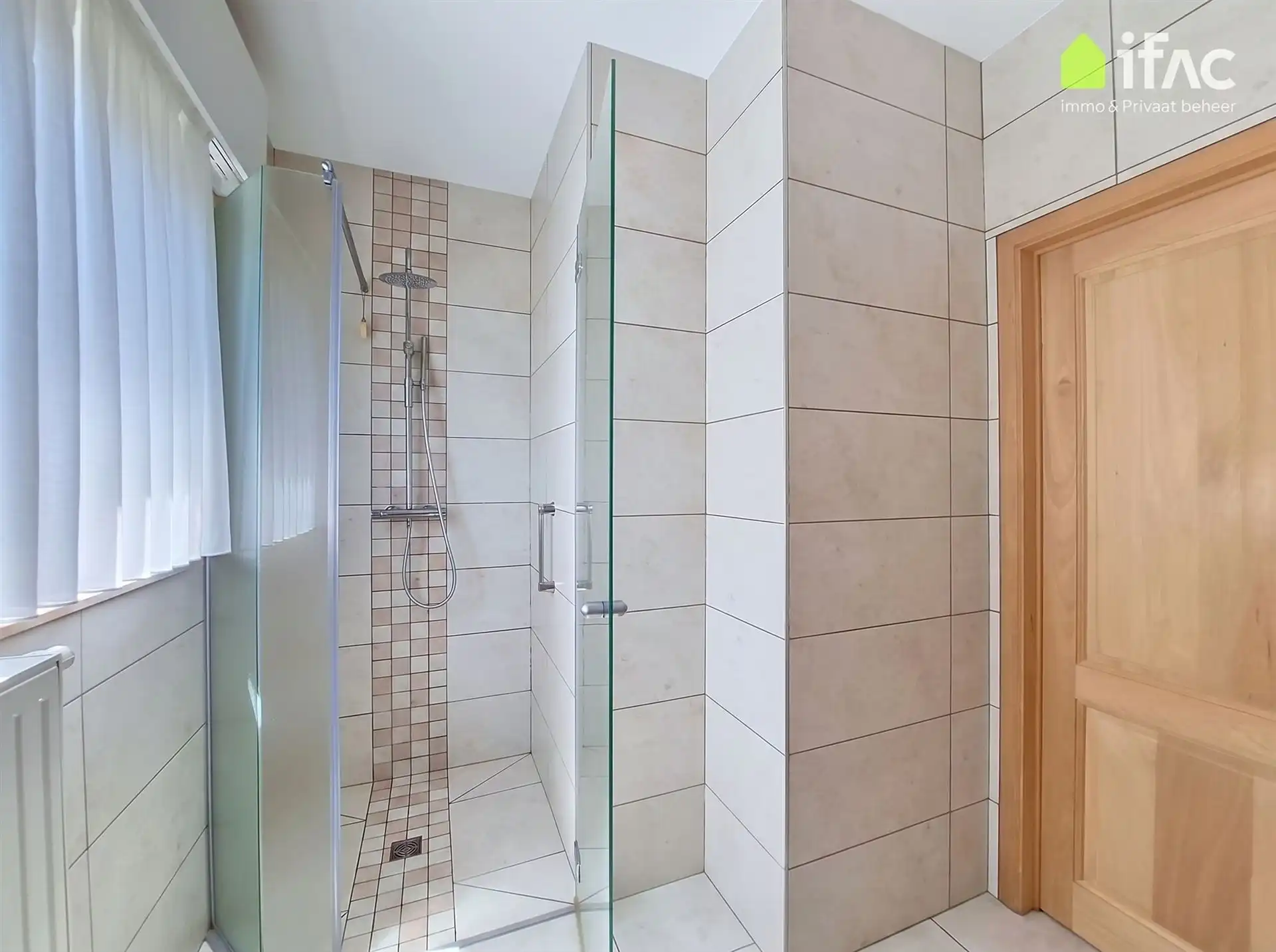 Rustig gelegen gerenoveerde villa in perfecte staat foto 15